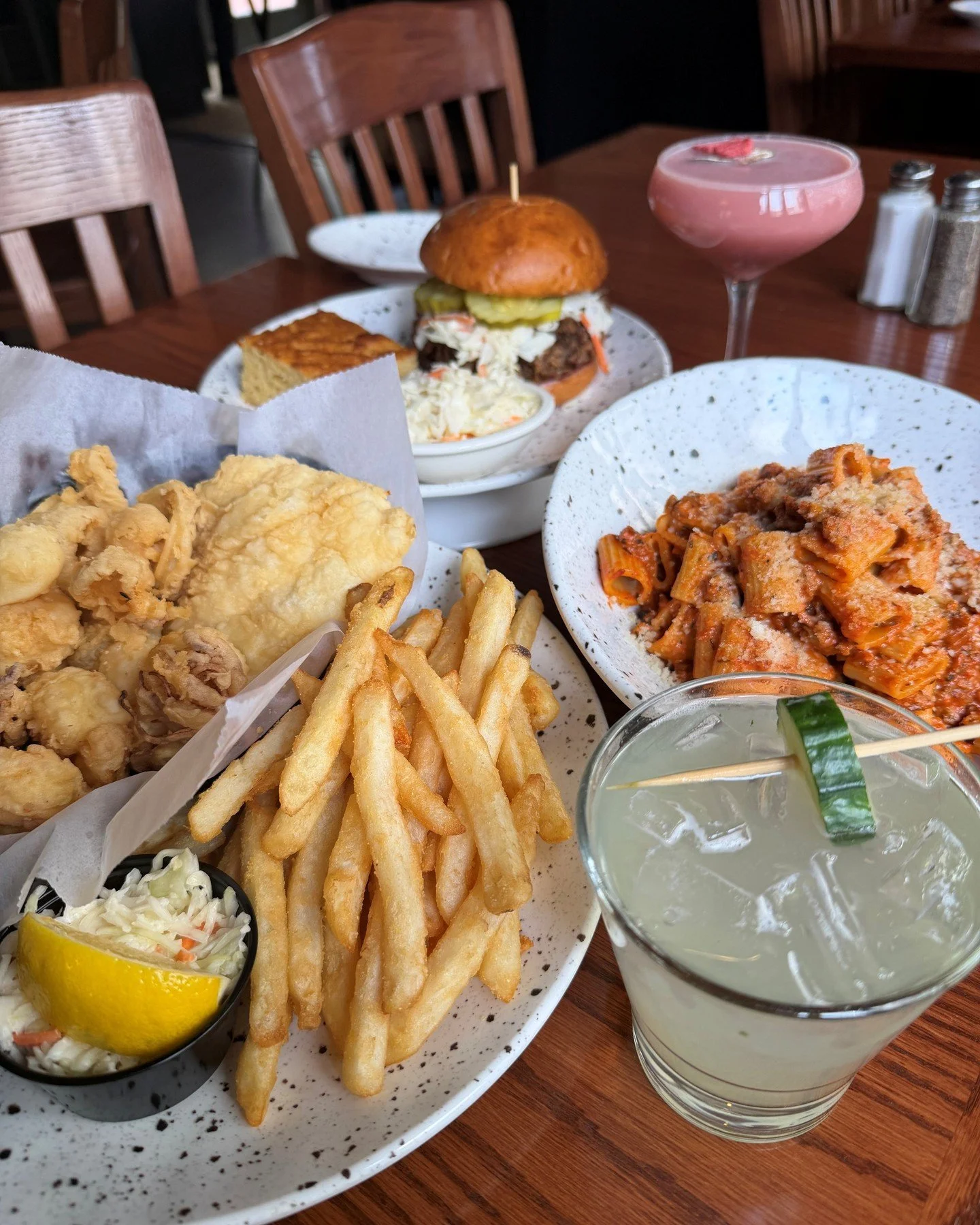 Weekend specials just dropped 🍸🔥
From fresh cocktails to comfort food favorites, we&rsquo;ve got everything you need to do the weekend right!
🍹 The Green Room &mdash; tequila, mint, cucumber, lime
🍹 Kiss &amp; Tell &mdash; elderflower gin, pomegr