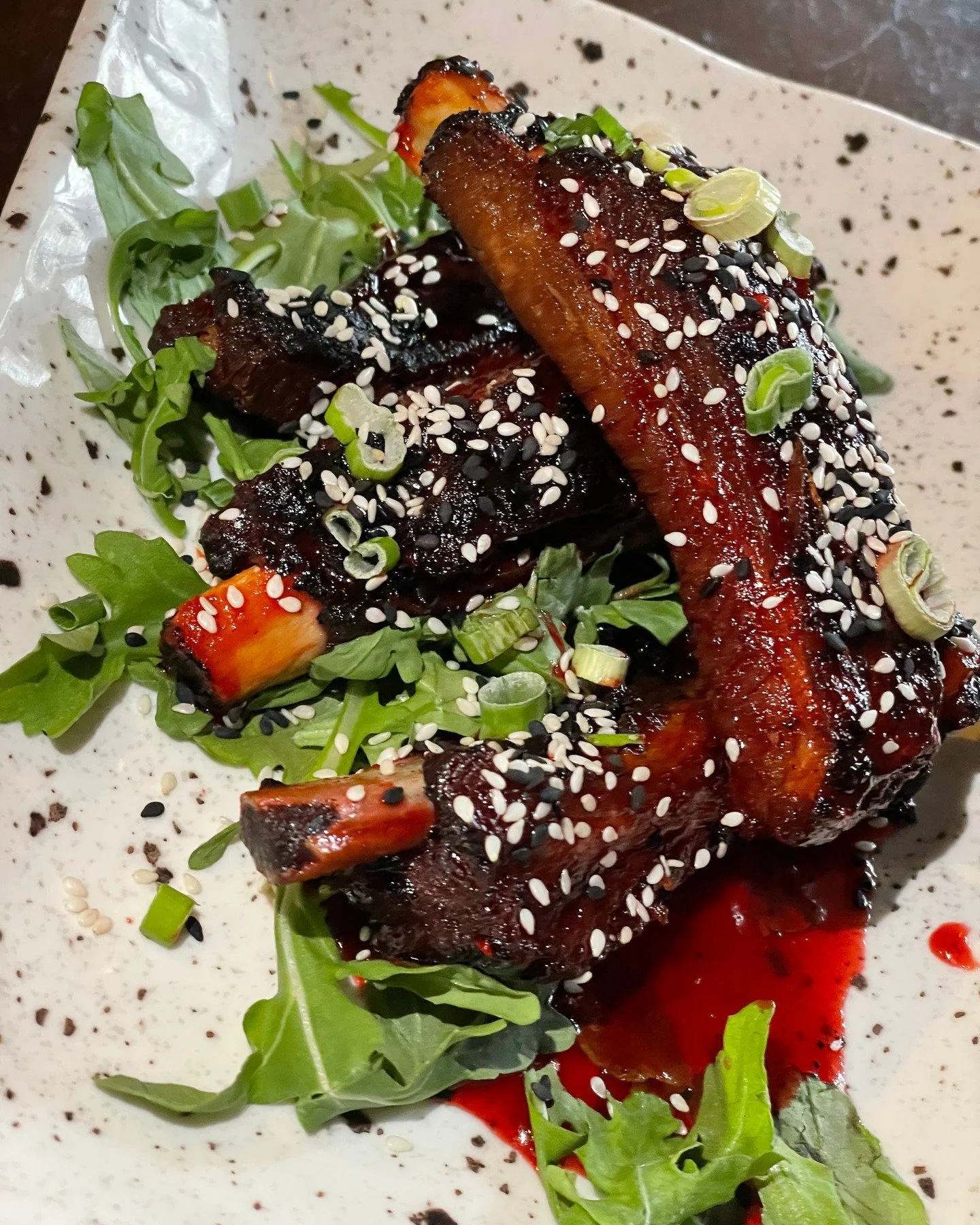 STICKY RIBS 😍
4 St. Louis style ribs, crispy, tossed in our signature spare rib sauce, topped with scallions &amp; sesame seeds🤤
Post-Easter cravings? We got you!🍖🔥
#JohnnyEats #StickyRibs #SaucyAndCrispy
