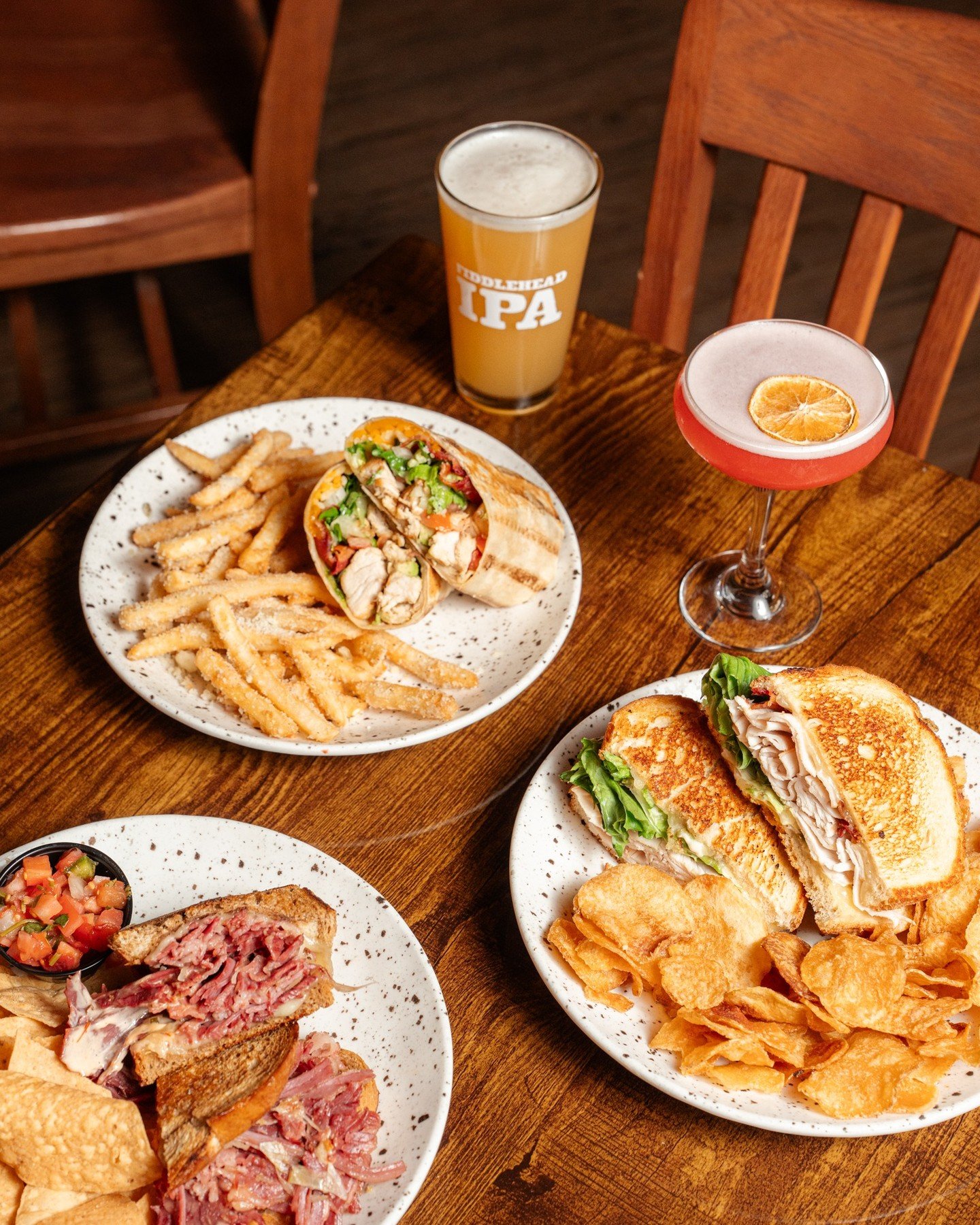 Kick off the week the right way!!
Wraps, sandwiches, cold drinks, and that familiar Johnny&rsquo;s feel!
#johnnysbarandgrille