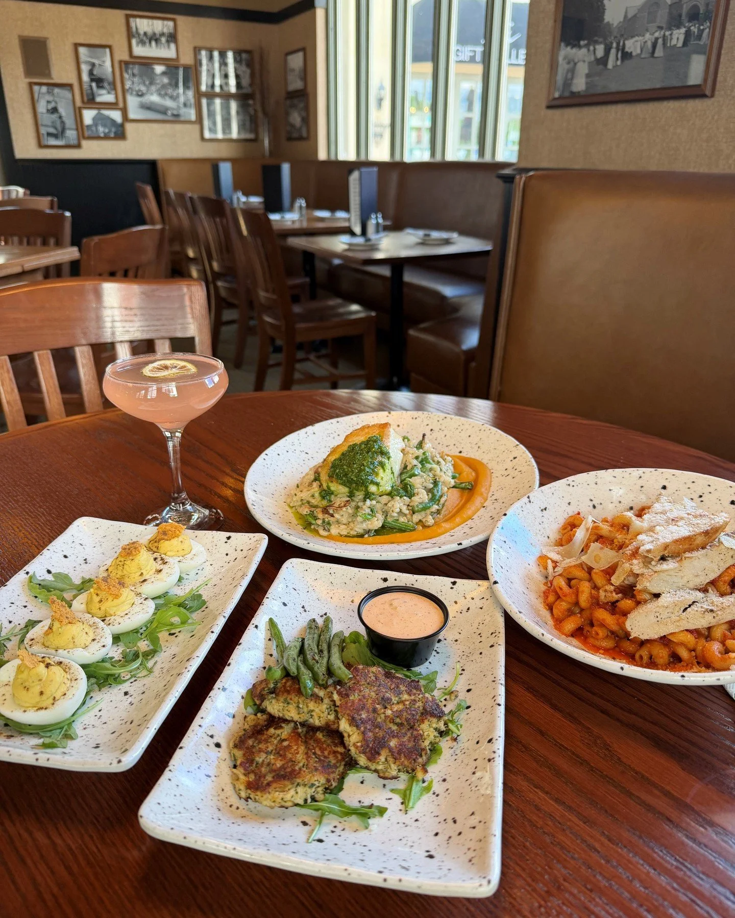 Weekend Specials Mom will LOVE!❤️ 🍽️✨

🍹 Cocktails: Kiss &amp; Tell | Island Hopper | Penicillin
🥣 Soup of the Moment: Italian White Bean w/ Sausage | Loaded Potato
🍽️ Entrees: Crab Cakes | French Dip | Porchetta Pizza | Red Pesto Pasta | Pan Sea