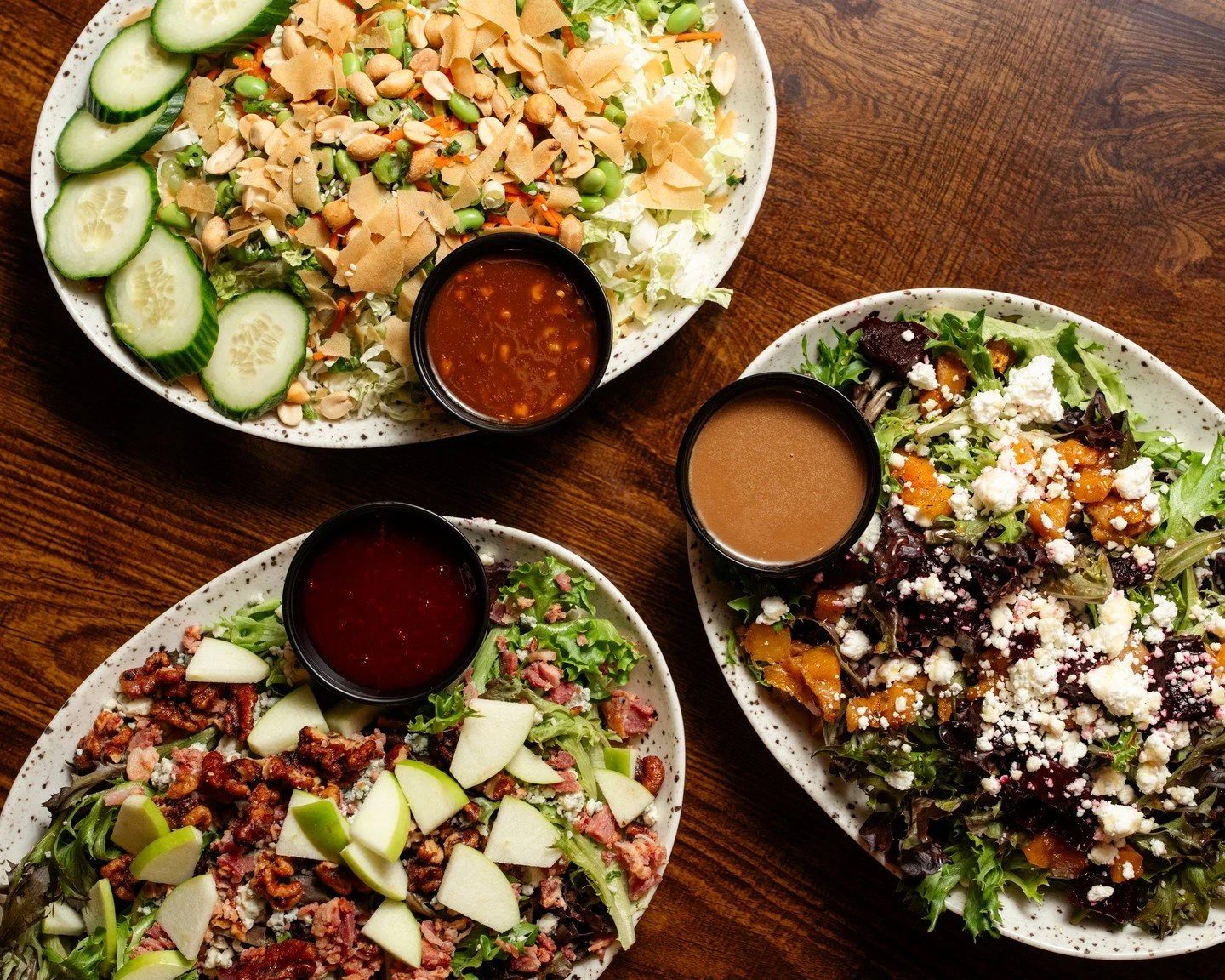 Fresh never looked so good 🥗✨ Beet Salad, Thai Salad &amp; Apple Walnut Bacon Salad! Three salads, endless flavor😍
#johnnysbarandgrille