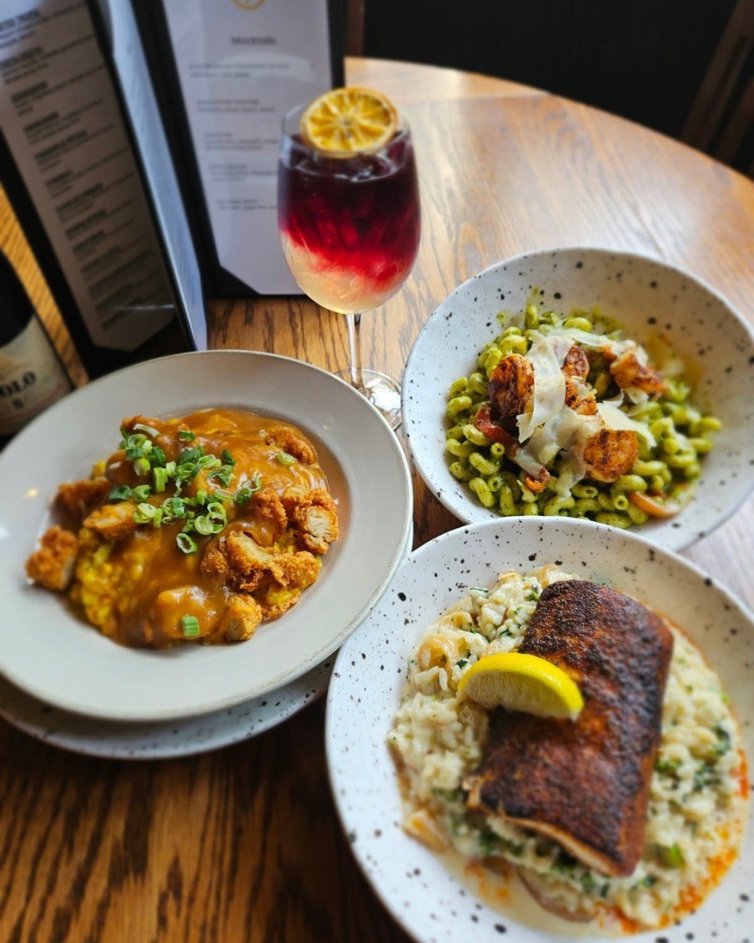 ☀️Good vibes, bold bites, and cocktails worth staying out for! Johnny&rsquo;s Bar &amp; Grille is serving up the goods all weekend long!

🍹 Cocktails: SOHO Sunset / Kiss &amp; Tell / Island Hopper / Blueberry Mojito
🥣 Soup of the Moment: Roasted To