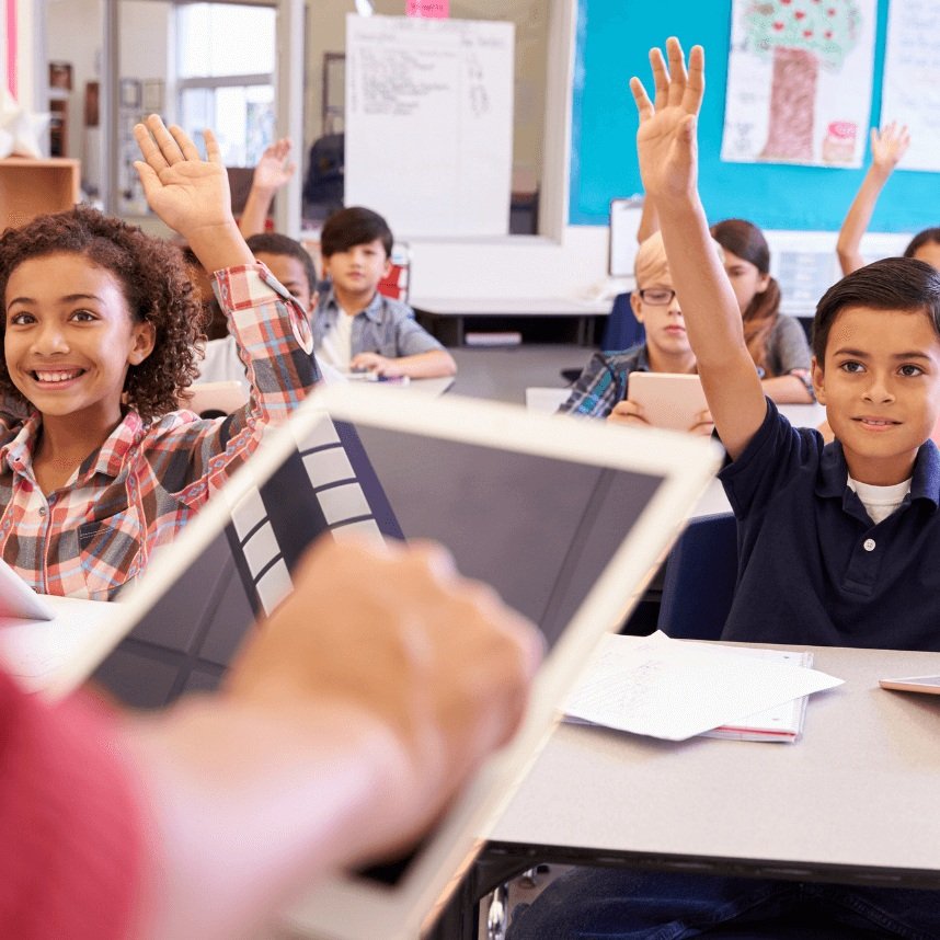 We can in class. Школьное образование. Мультимедиа на уроке. Американская школа. Учитель в США.