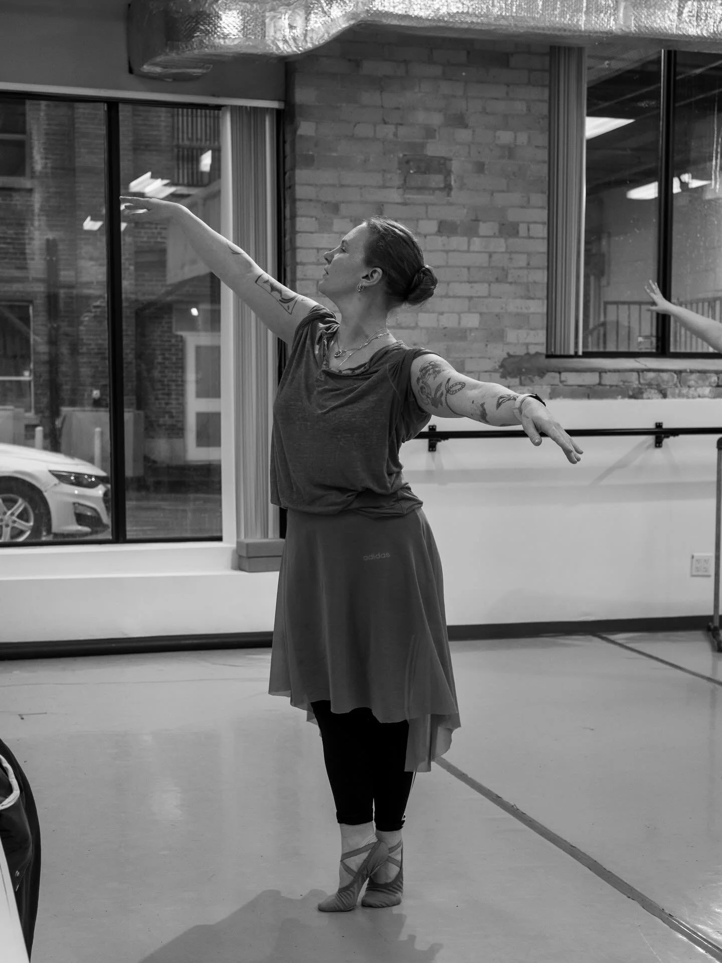 Class moments with Amelia 🫶🏻
@weird_ballet
@amelia.np.e

You can join them in class on Thursdays for Weird Ballet at 6:00PM
Or drop in to their Absolute Beginner &amp; Beginner Ballet series on Sundays! 

🌀🌀