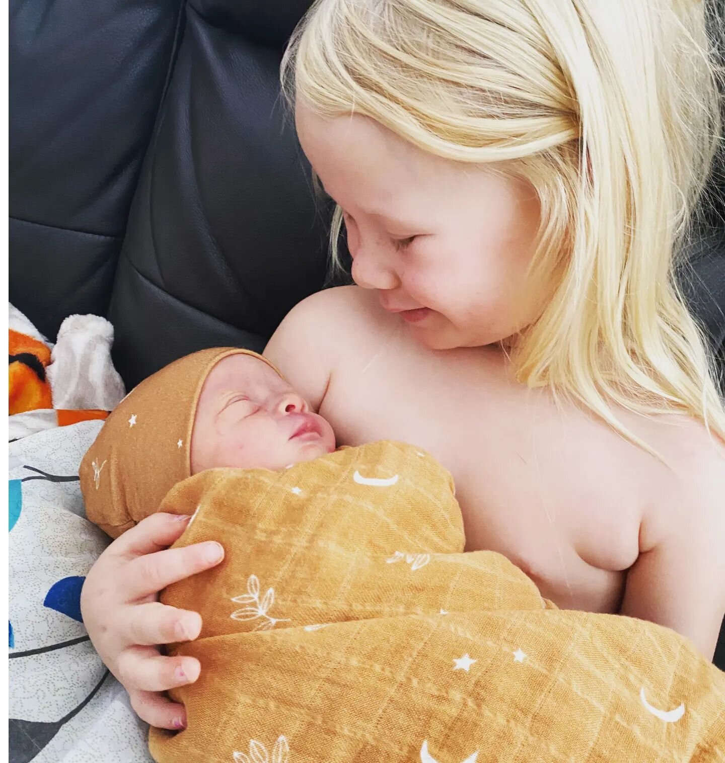 Proud sibling moment. What a joy it is to see little people fall in love with their new family members 😍

#midwifery #homebirth #homebirthbaby #homebirthmidwives #midwifelife #midwife