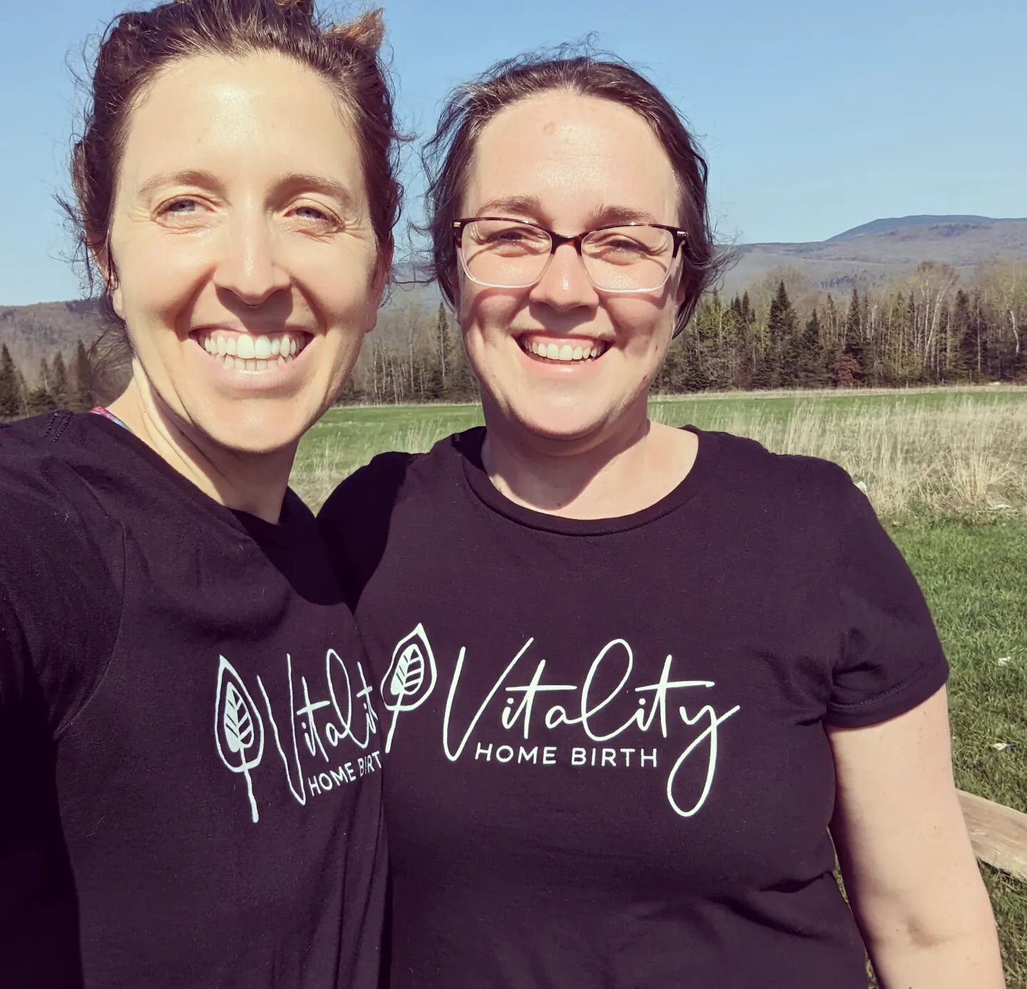 Sunny spring daytime birth and new @vitalityhomebirth swag! ☀️ DM for shirt requests 💜

#midwifelife #midwives #homebirth #homebirthmidwives #homebirthbaby