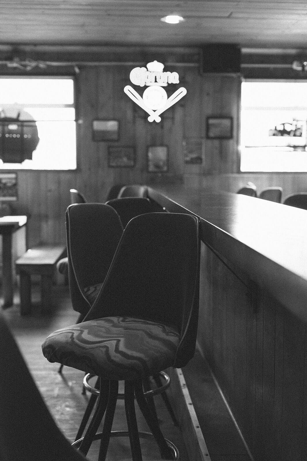 bar in black and white