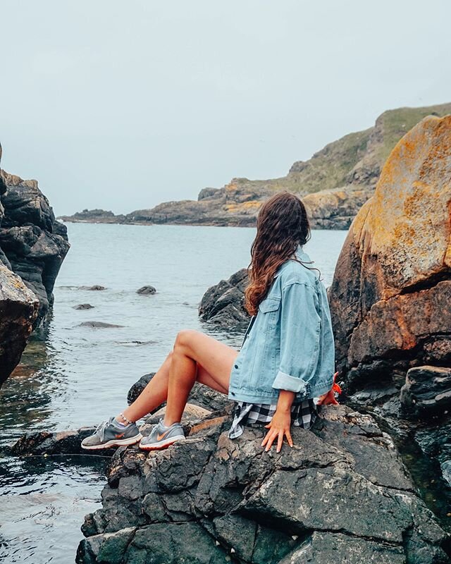 Cove Bay is a beautiful harbour 40 minutes from Aberdeen city centre by bus or 1,5 hours walk. Even though it looks small, there&rsquo;s a lot to see. We spent hours climbing the rocks, admiring the jelly fish in the water and exploring the cave. 
La