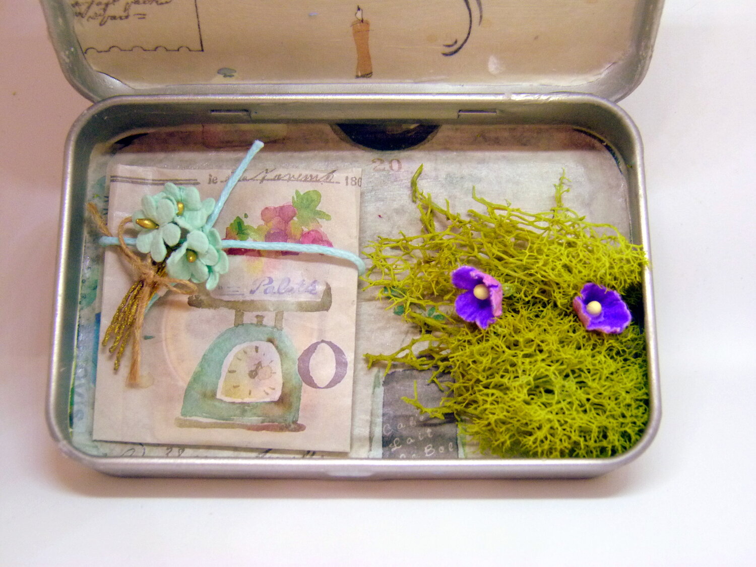 Mini bookshelf in an altoid tin, Gallery posted by Patricia