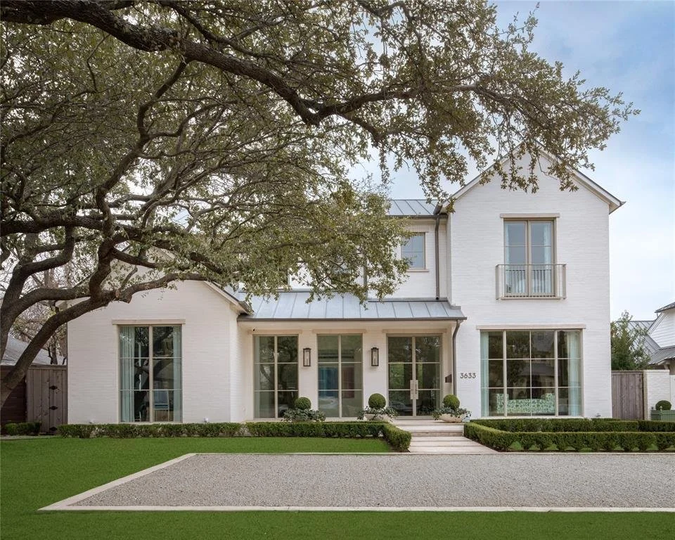 The brighter, the better! 

This home in University Park was built by Todd James. This home showcases Lincoln Aluminum Clad Windows in the color Adobe.
.
.
.
.
#customhomebuild #customhomedesign #customwindows #windows #dallastexas #dallashomes #dfw 