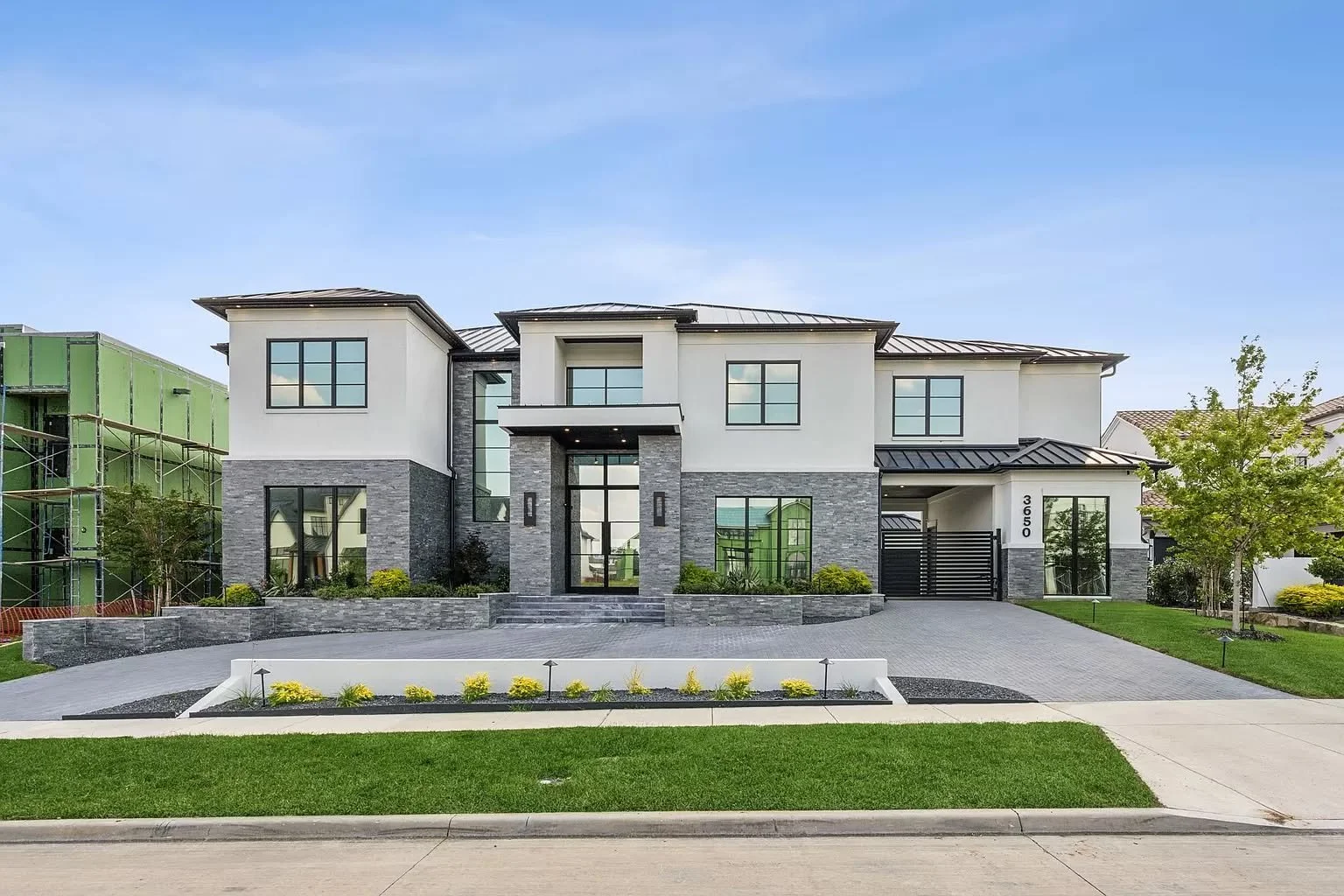 🎶You're so gorgeous...🎶

Take a look at this home that makes us dream every time we see it. Built by @gutmancustomhomes. It features @quartzluxurywindows black aluminum windows and doors by National Window and Door Source. 
.
.
Building your dream 