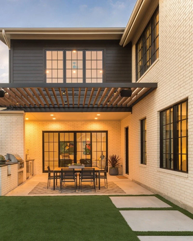 3 words to describe this home...? Stunning, stunning and... stunning✨✨ 
.
.
This home built by @jimscottandsons features @lincolnwindows aluminum clad doors as well as @quakerwindows Brighton series, both in the color black. 
.
.
.
.
#customhomebuild