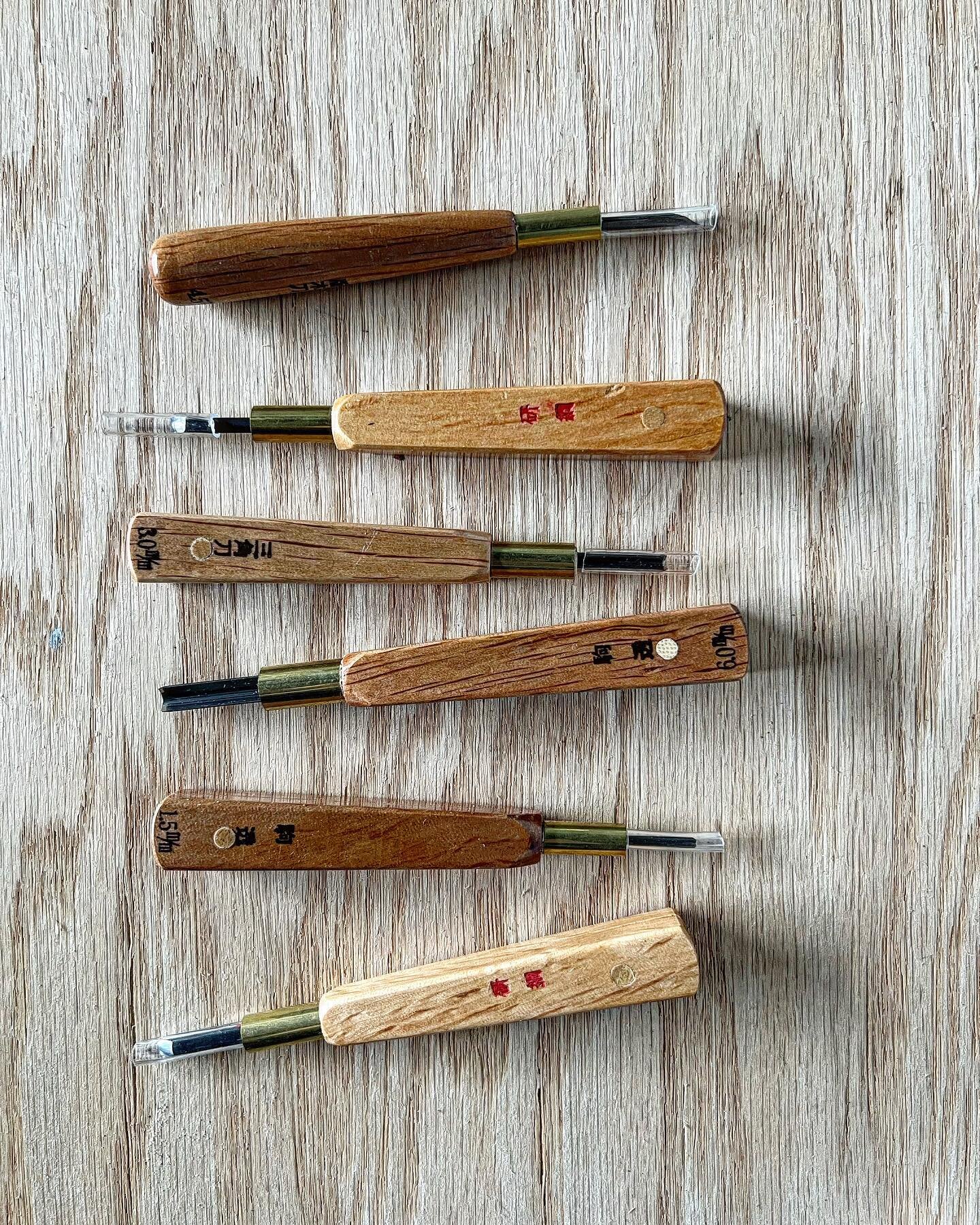 After 15 years with my old student carving tool set, I finally upgraded to these beauties! 😍 Futatsu Wari set from @mcclains.printmaking.supplies &hellip; time to get carving! 

#woodcutprint #woodblockprint #printmaking #woodcut
