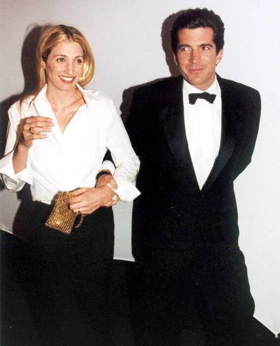 JRR RECREATES THE LOOK CAROLYN BESSETTE KENNEDY LESS IS MORE