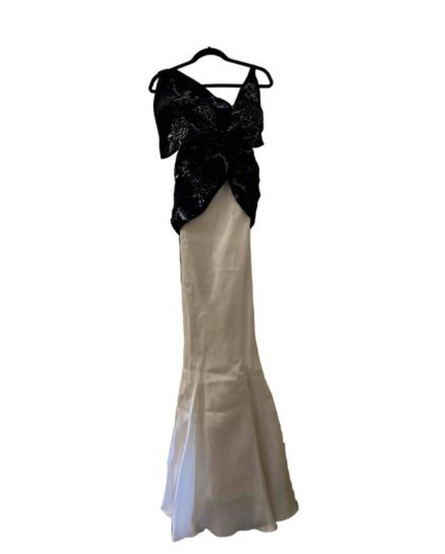    DIOR HAUTE COUTURE.   LONG WHITE HAUTE COUTURE DRESS WITH PEARL DETAILS ON THE NECKLINE AND ON THE BACK OF THE DRESS.     SINGLE USE AND PURCHASED IN 2007  - £9,081.50