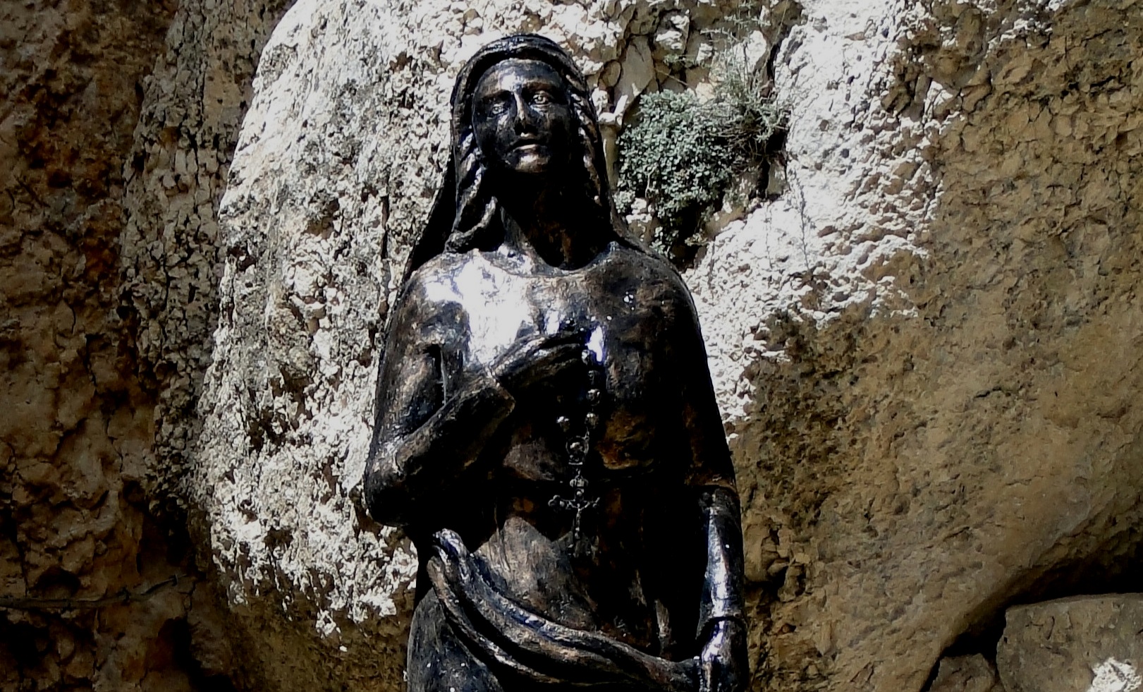 Statue_of_Saint_Thecla%2C_Maaloula%2C_Syria.jpg
