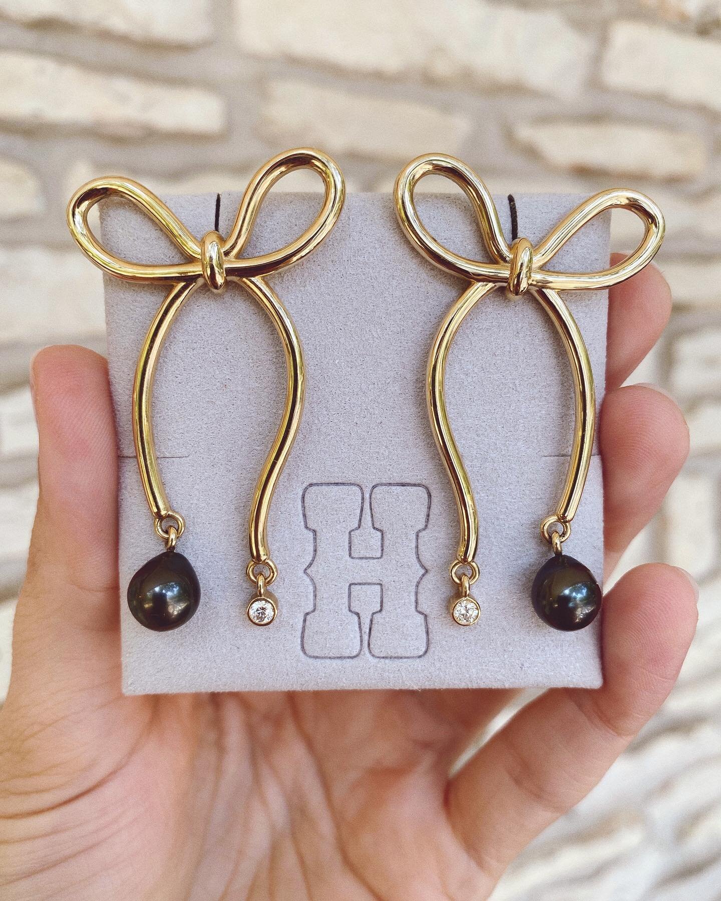 Been a little quiet here on our IG for good reason, we ran away to the Scottish Highlands to have our very own @hine.nyc wedding✨💒🌳

For the rehearsal dinner, we made these gold bow earrings with dangling diamonds &amp; black teardrop pearls 💫 The