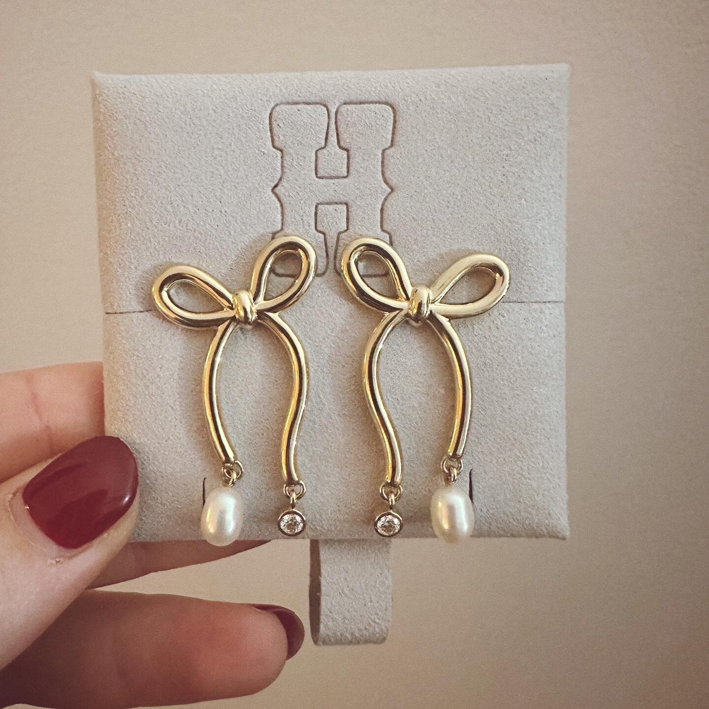 Behold! The cutest, girliest Bow earrings 🎀💎🎀🤤 

(absolutely perfect for the holidays! 🥂🔔🌲🕊️)