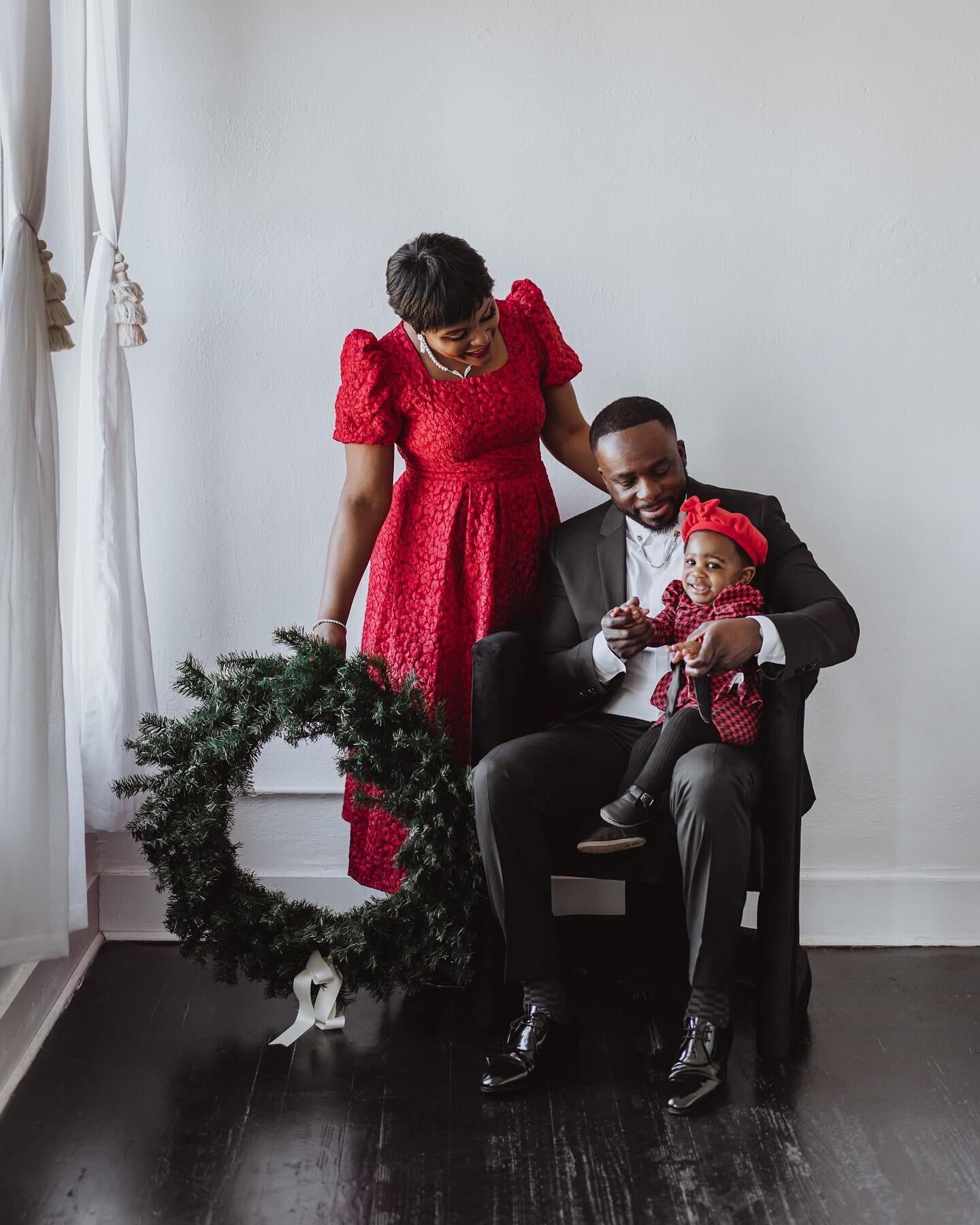 Wishing you a Christmas that is merry and bright 🎄

Had the best time with @nurselavie and her beautiful family for this Christmas studio session at @spaceonsouthside ✨
.
.
.
.
#sincerelystaton #sincerelystatonphotography #christmas #merrychristmas 