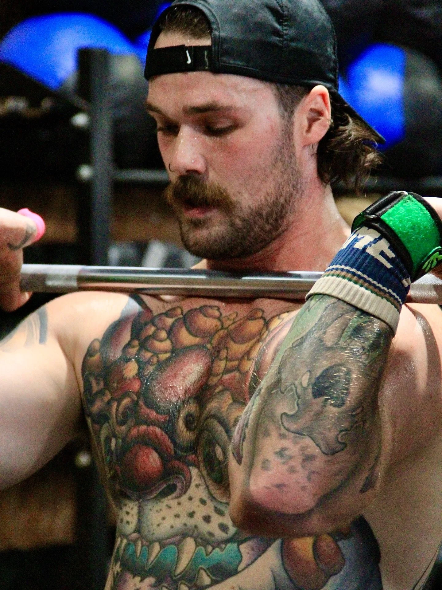 When the world gets a little weird, find yourself a barbell &hearts;️ 🏋️ 
CF Open 26.3 by @dbalm94 
📸 @coachzedd