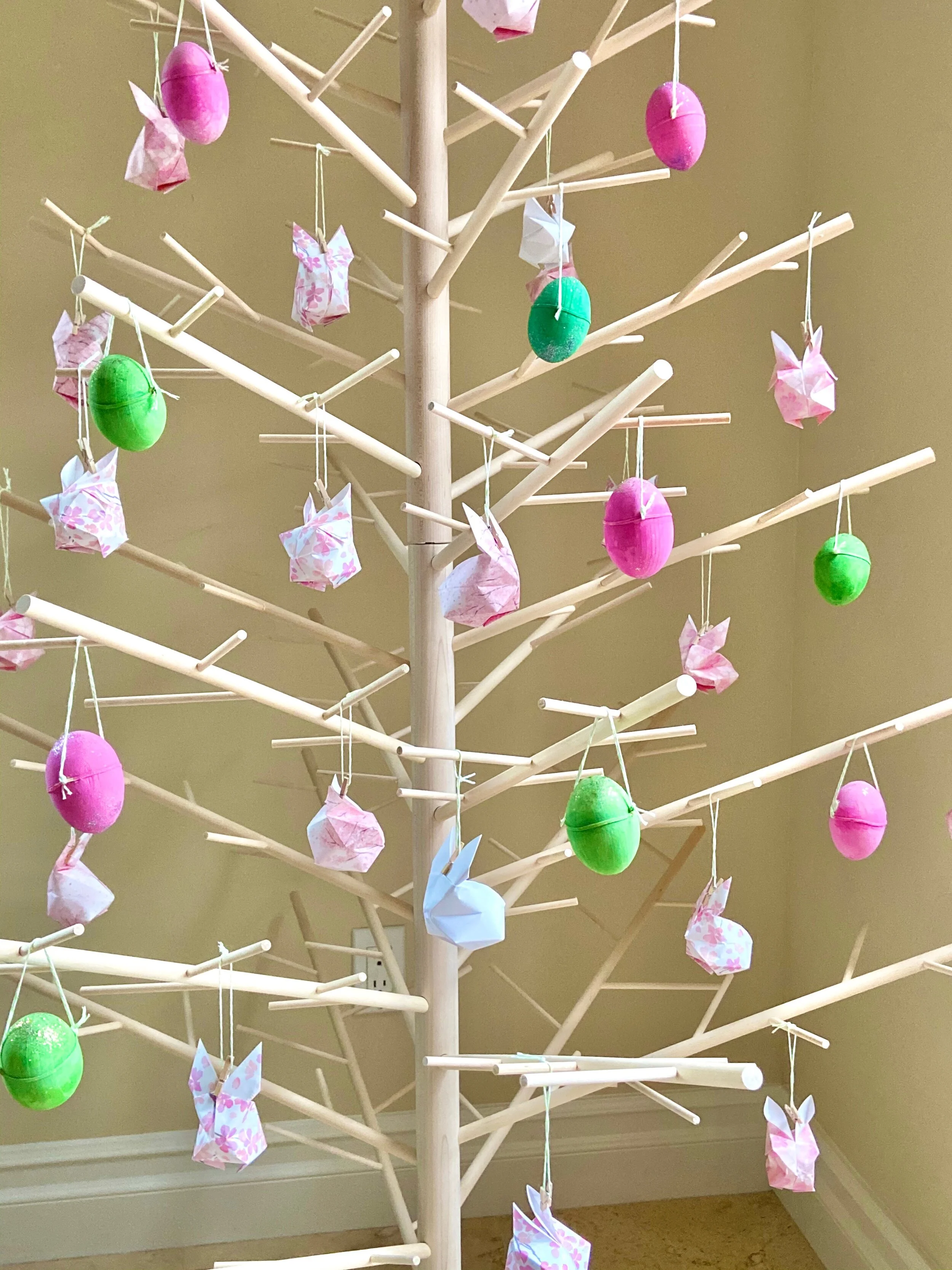A sustainable Easter with wood, paper, glass and nature