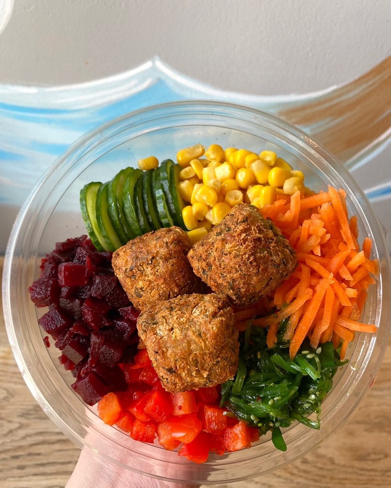 Have you tried our rainbow falafel bowl??
~You can make your own Falafel bowl choosing your base, mix ins, toppings and flavor 🌈😍 

#falafel #pokebowl #vegan #veganfriendly #colorfulfood #healtyfood #thebowlandrollpoke #teddingtonhighstreet #ramen 