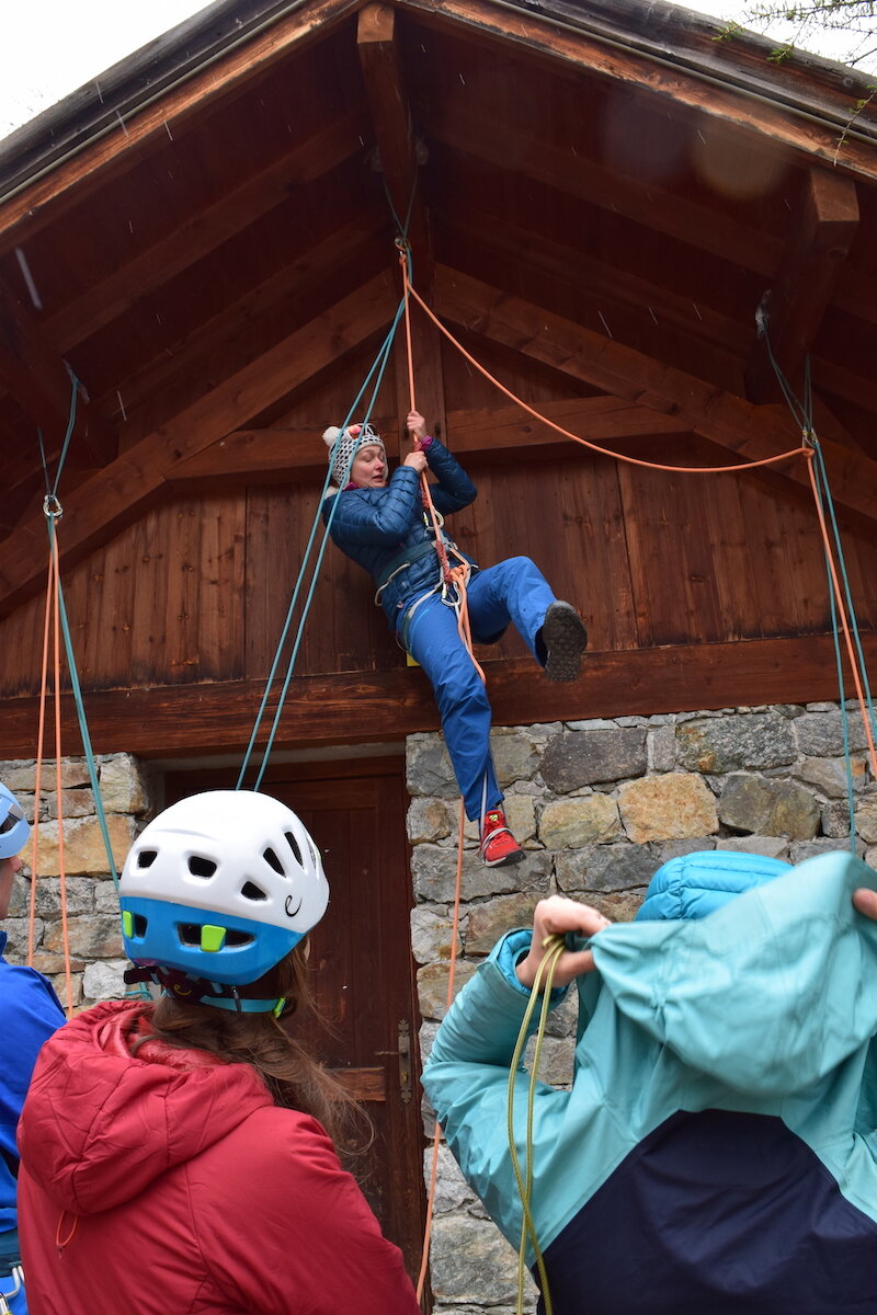 How to scale a loo block using a rope!