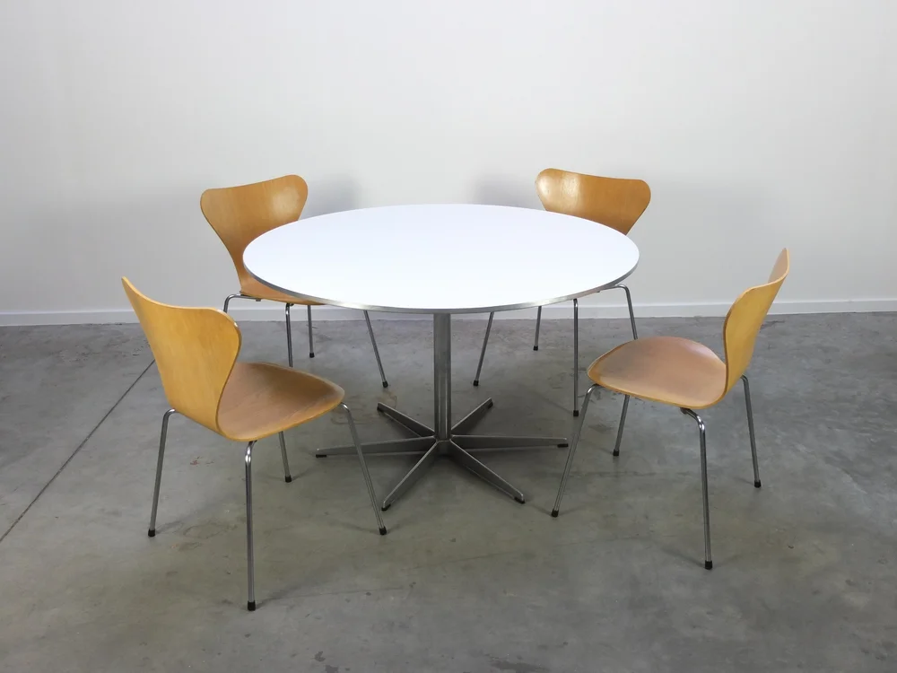 ROUND 'CIRCULAR' DINING TABLE BY ARNE JACOBSEN FOR FRITZ HANSEN