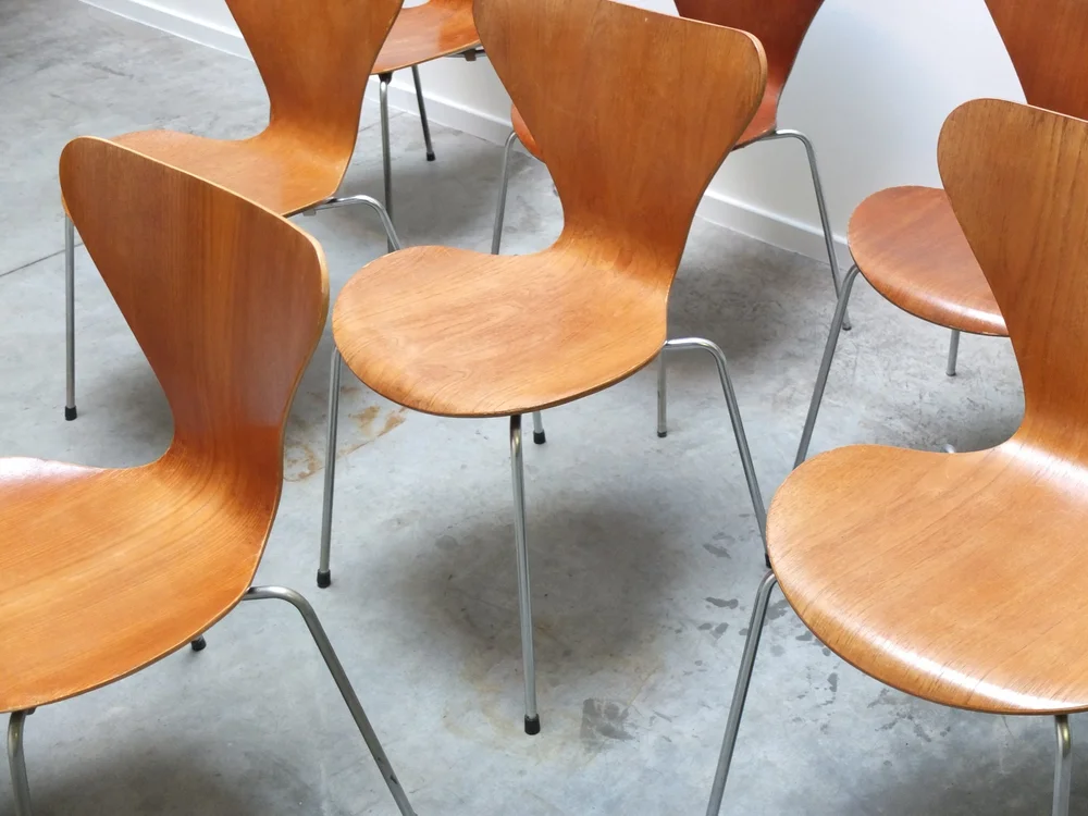 EARLY SET OF 8 TEAK 'SERIES 7' CHAIRS BY ARNE JACOBSEN FOR FRITZ