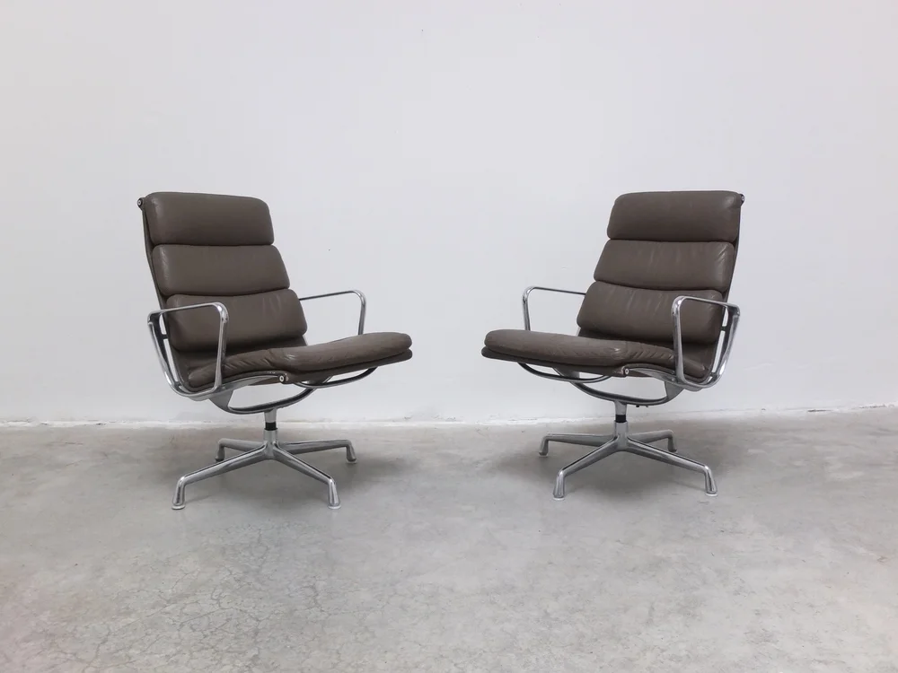 EARLY PAIR OF EAMES 'EA216' SWIVEL LOUNGE CHAIRS BY HERMAN MILLER