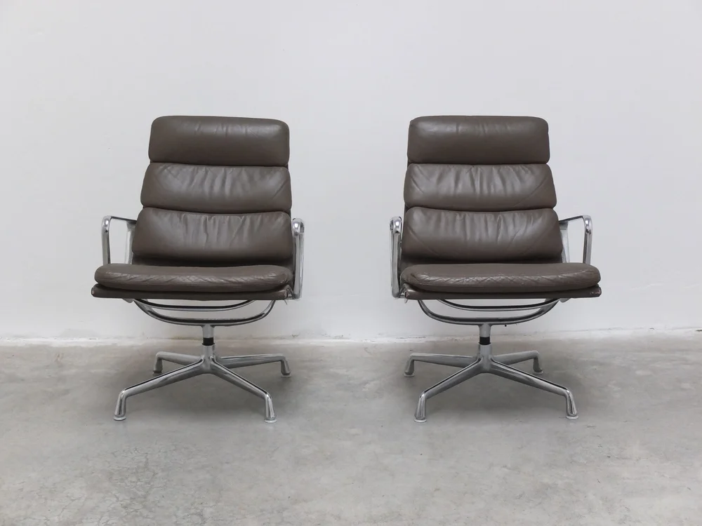 EARLY PAIR OF EAMES 'EA216' SWIVEL LOUNGE CHAIRS BY HERMAN MILLER