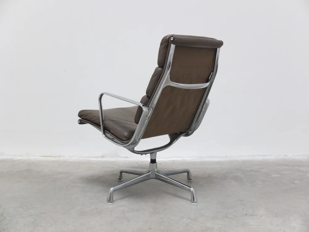 EARLY PAIR OF EAMES 'EA216' SWIVEL LOUNGE CHAIRS BY HERMAN MILLER
