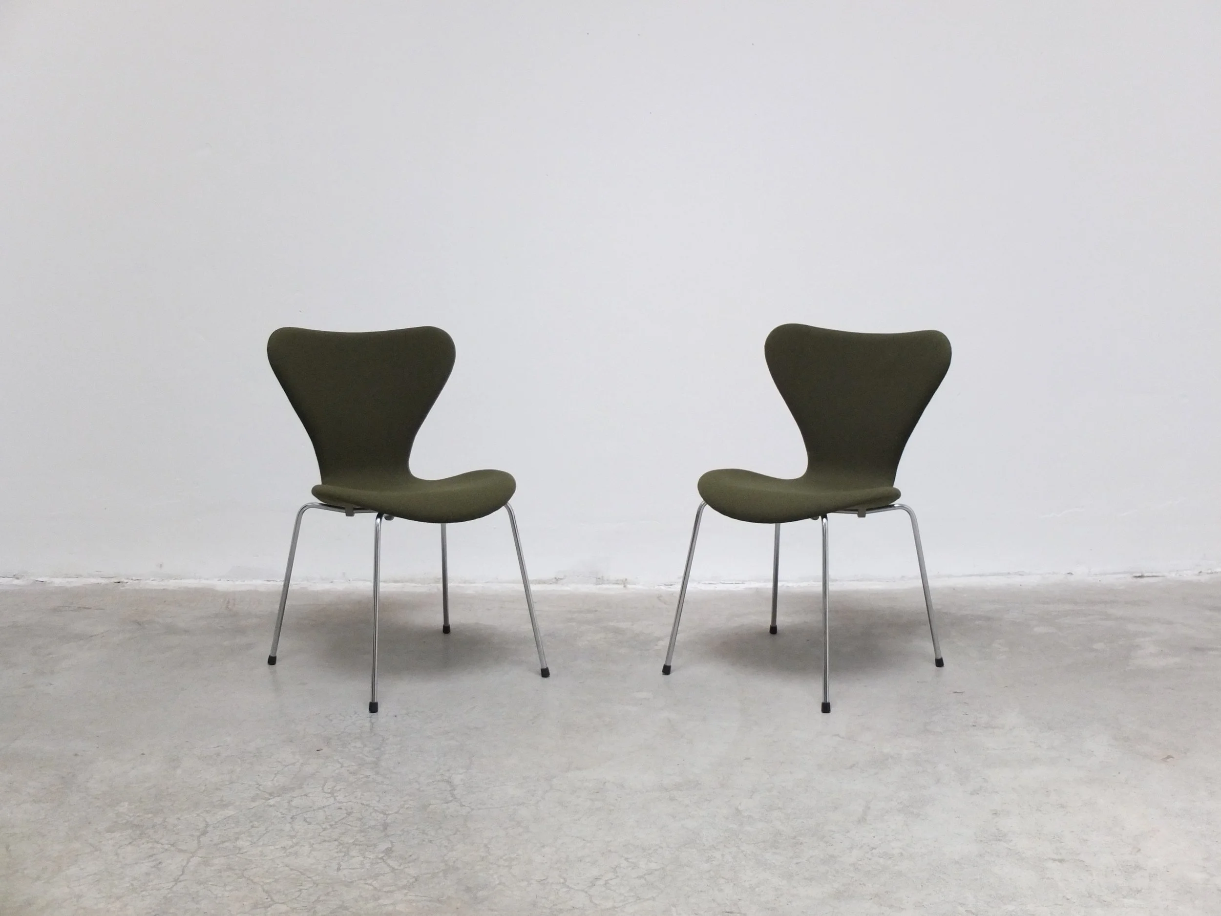 Pair of 'Series 7' Chairs in Green Fabric by Arne Jacobsen for Fritz Hansen, 1980