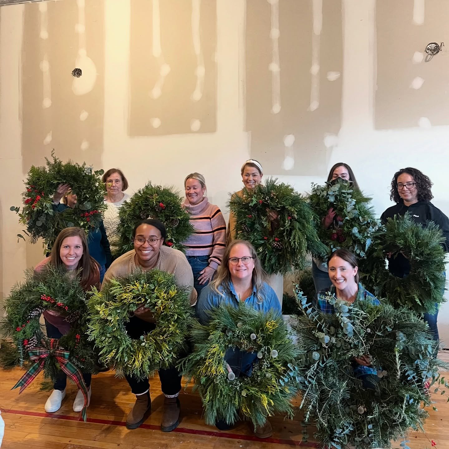 We had so much fun at our 3rd annual holiday wreath workshop! The room was filled with all the fragrant scents from evergreens and delightful music by our host Lisa @potomac_river_interiors, who also put out an awesome spread of snacks and made sure 