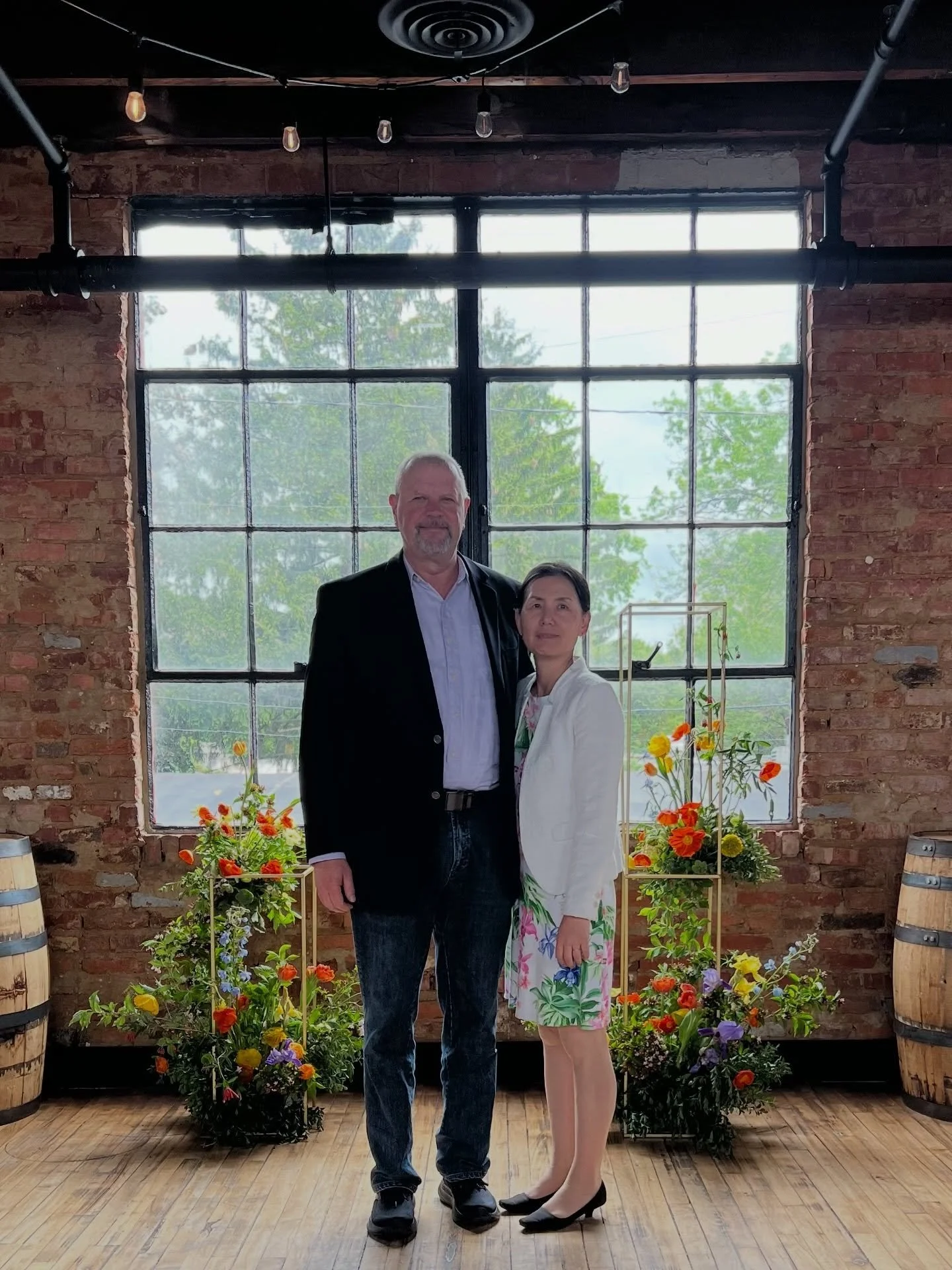 We enjoyed talking to future brides and grooms at the Frederick Wedding Walk @tenthwardco. I had so much fun designing with poppies. Sarah @sleepingbeedesigns had a bold and beautiful table scape (thanks for taking photos of me and Dan!). 

We (Dan) 