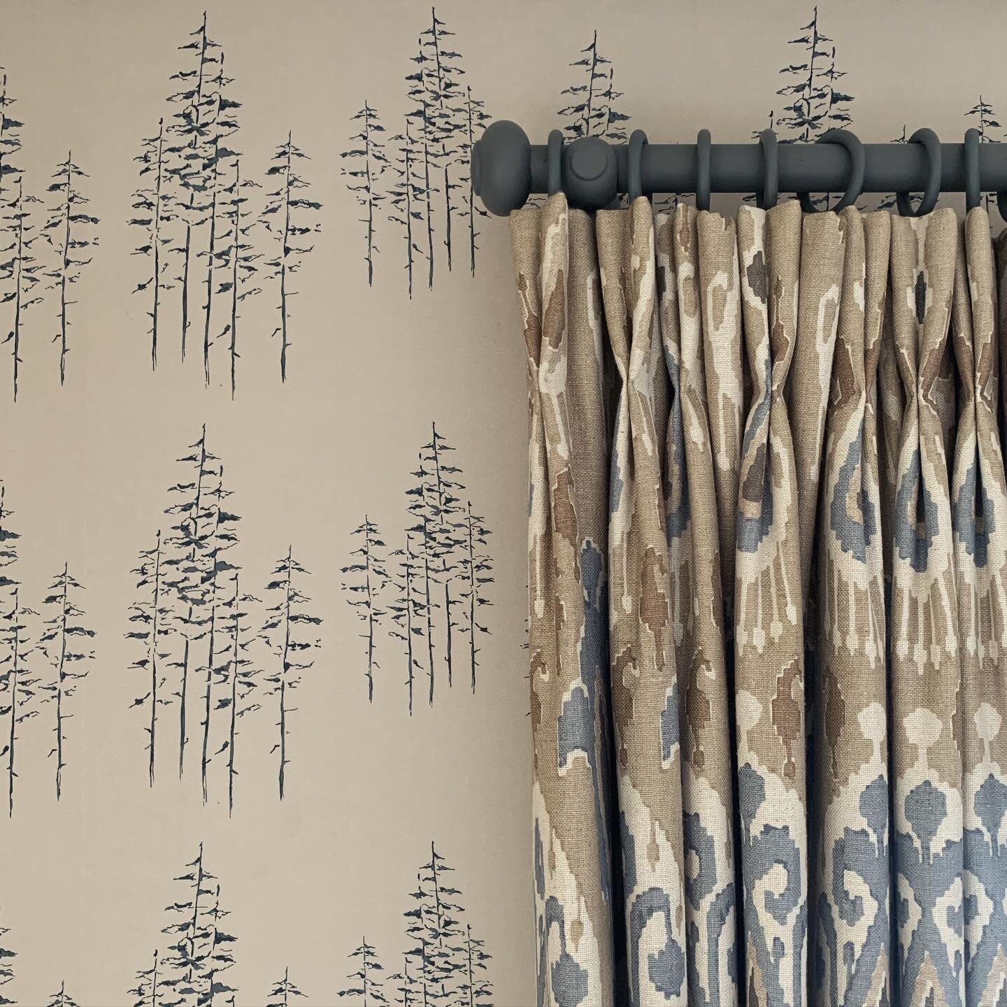A perfect combination of @annieallisondesigns wallpaper and @gpjbaker fabric 

#wallpaper #curtians #softfurnishings #interiordesign #northnorfolk #annieallisondesigns #gpbaker #bedroomdesign