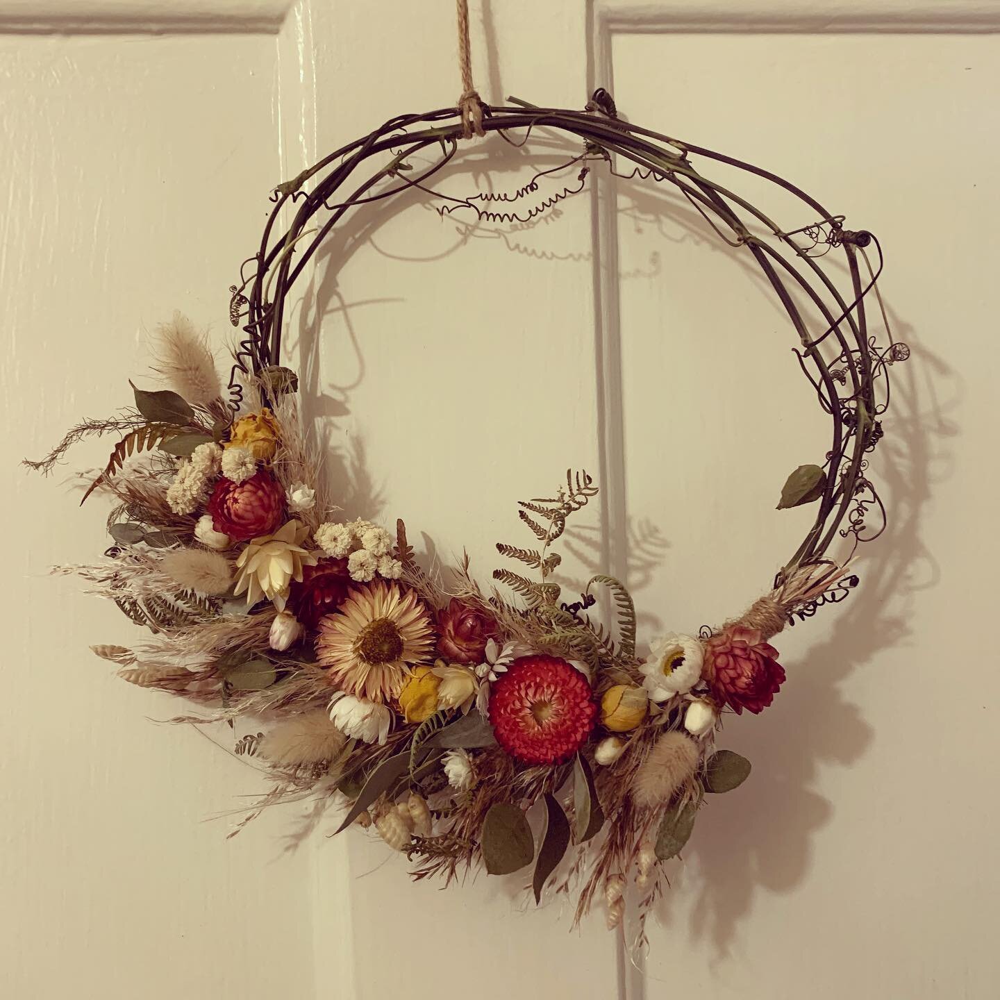 Completely love this beautiful wreath from the very talented @twigandtwineonsea 🧡

#flowerwreath #driedflowers #consideredhome #twigandtwineonsea #interiordetailing #supportsmallbusiness #shopsmall