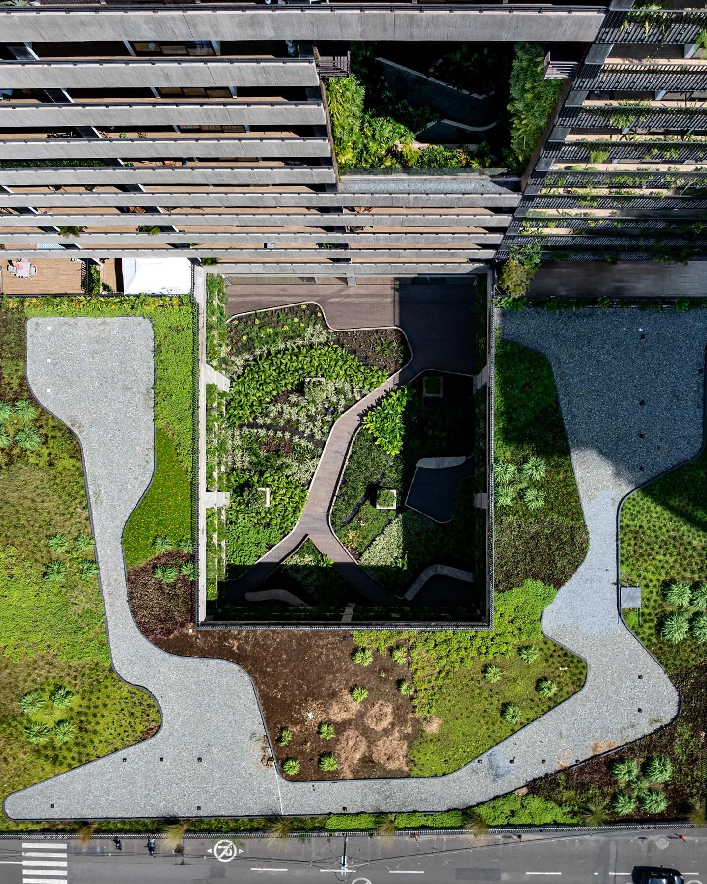 2/3 Distrito Vera

La intenci&oacute;n del proyecto radica en intensificar la vida social y cultural del sector, fomentando sentido de pertenencia entre sus habitantes retomando las actividades propias de un barrio, potenciando cada espacio como un p