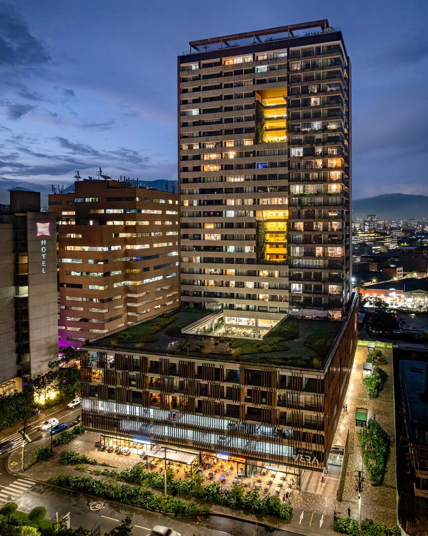 3/3 Distrito Vera

Distrito Vera se concibe como una operaci&oacute;n urbana que intensifica la experiencia de la ciudad, favoreciendo el encuentro y la cultura a trav&eacute;s de un espacio p&uacute;blico generoso, articulado por calles peatonales. 