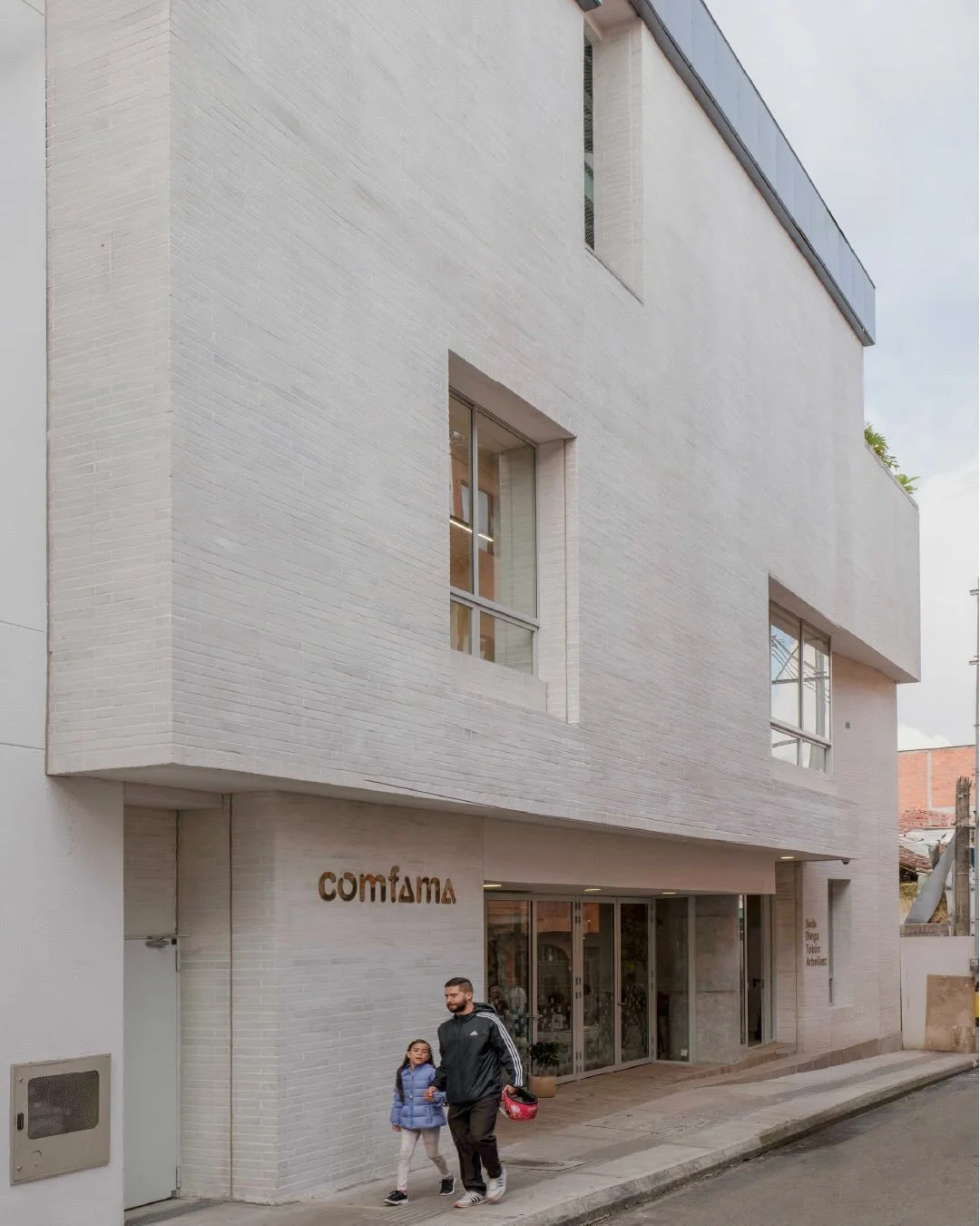 1/3 COMFAMA Sede Oriente - Diego Tob&oacute;n Arbel&aacute;ez
 El edificio reinterpreta la presencia de vegetaci&oacute;n en los patios y solares de las construcciones tradicionales del centro hist&oacute;rico, implementa balcones, terrazas y un pati