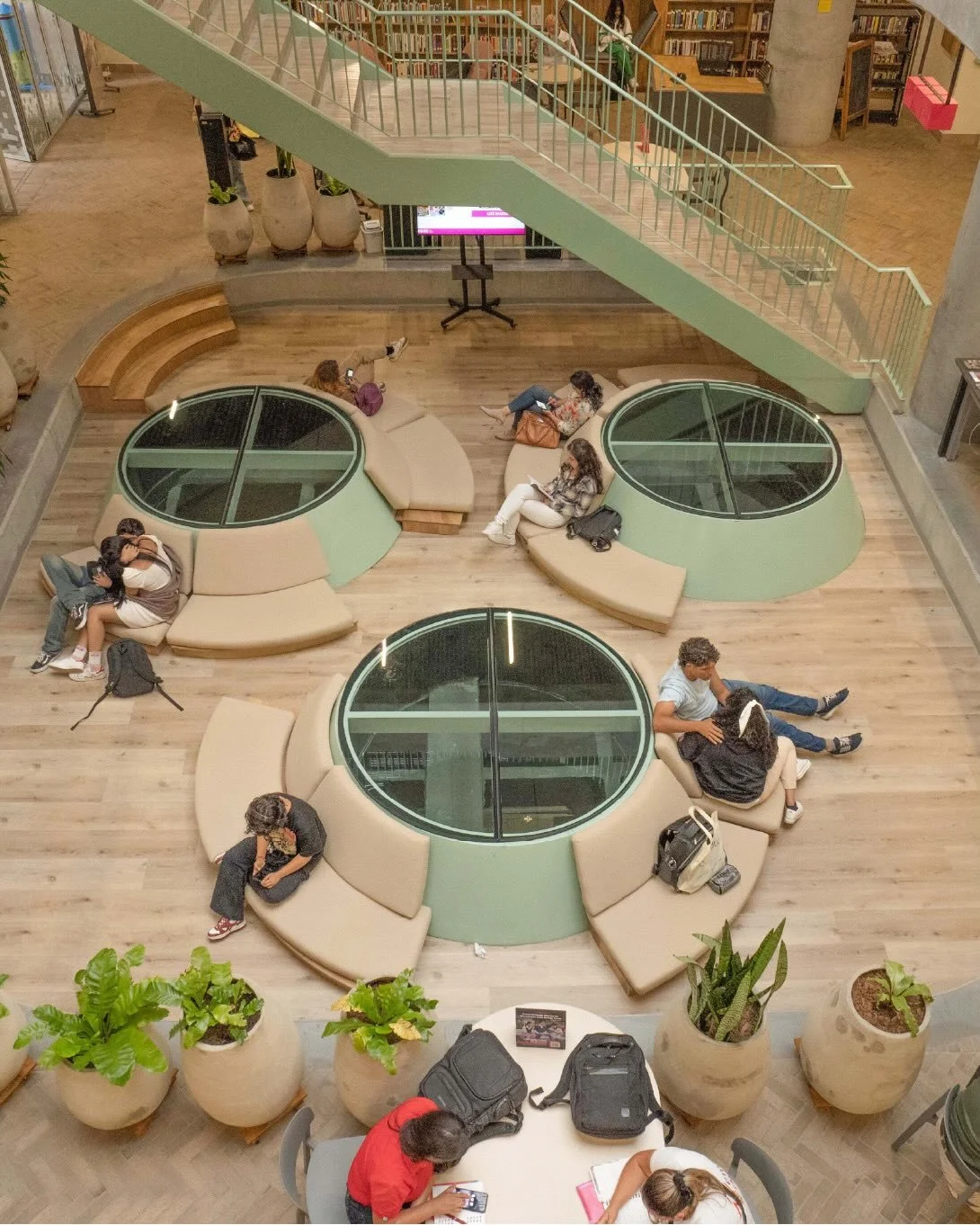 2/3 COMFAMA Sede Oriente - Diego Tob&oacute;n Arbel&aacute;ez

El edificio se articula a trav&eacute;s de un patio central que evoca las construcciones tradicionales del periodo colonial y permite el cruce visual de los dem&aacute;s elementos del pro