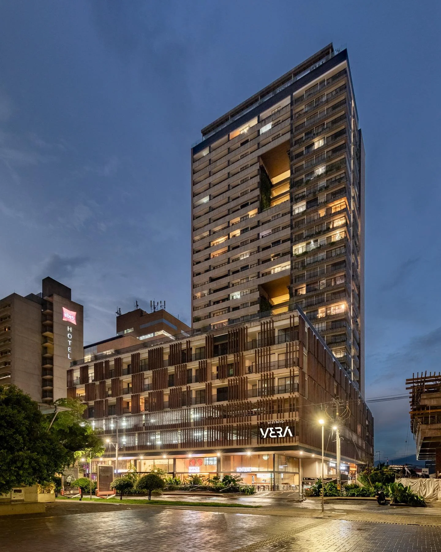 1/3 Distrito Vera

El planteamiento urbano se articula sobre favorecer el uso intensivo del primer piso, concebido como secuencias de espacios din&aacute;micos y permeables, proyect&aacute;ndola como una sucesi&oacute;n fluida y abierta de espacios d