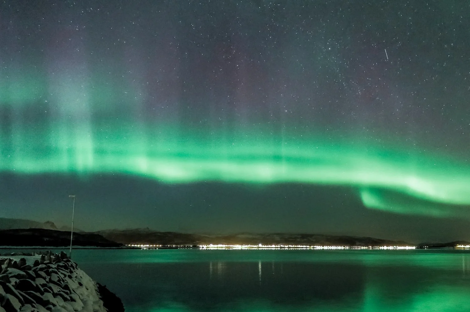 BECKY-aurora-borealis-green-light-over-lake-min.jpg