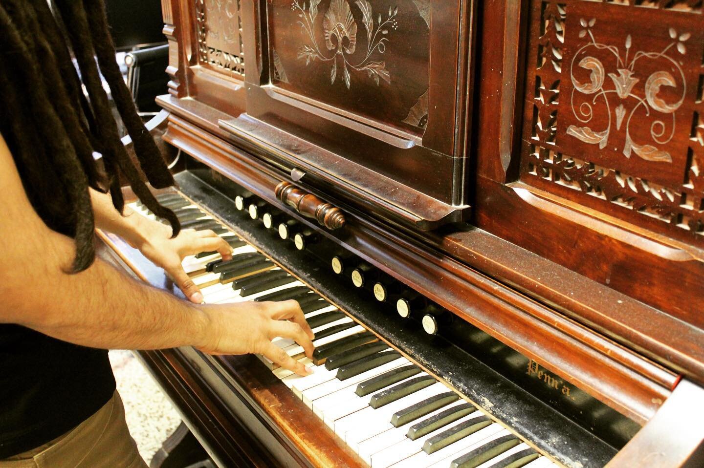 Made in 1890, a beautiful pump Weaver Pump Organ.
Just a few minor repairs and this beauty will be singing again!!🎶 🎹