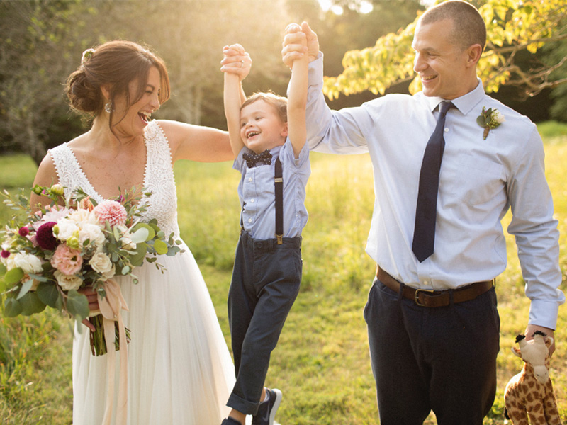 RR_800x600_couple swinging child, golden hour.jpg