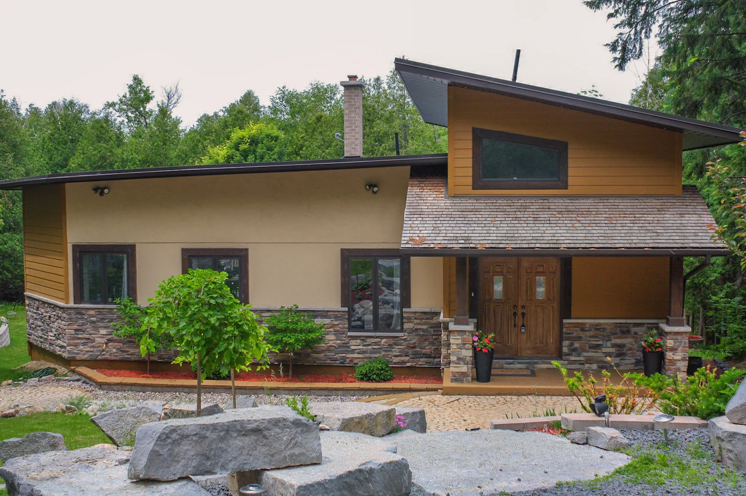Contemporary-custom-home-straw-bale-Construct_Conserve.jpg
