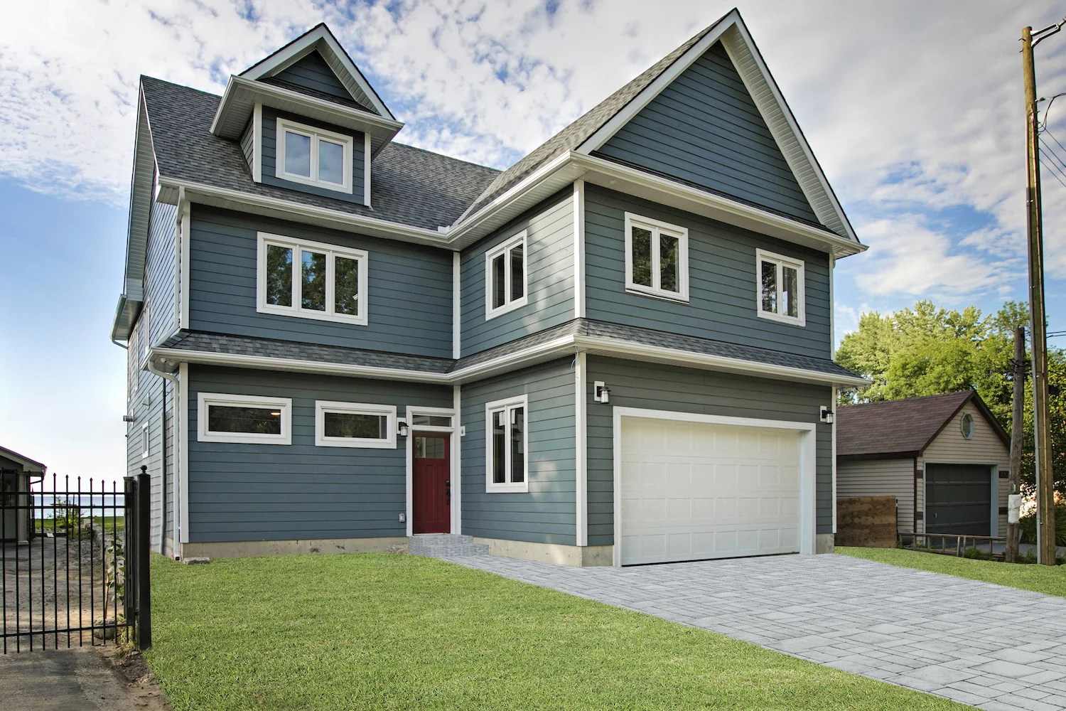 Pefferlaw_lakefront_two_story_custom_home-construct_conserve-new.jpg