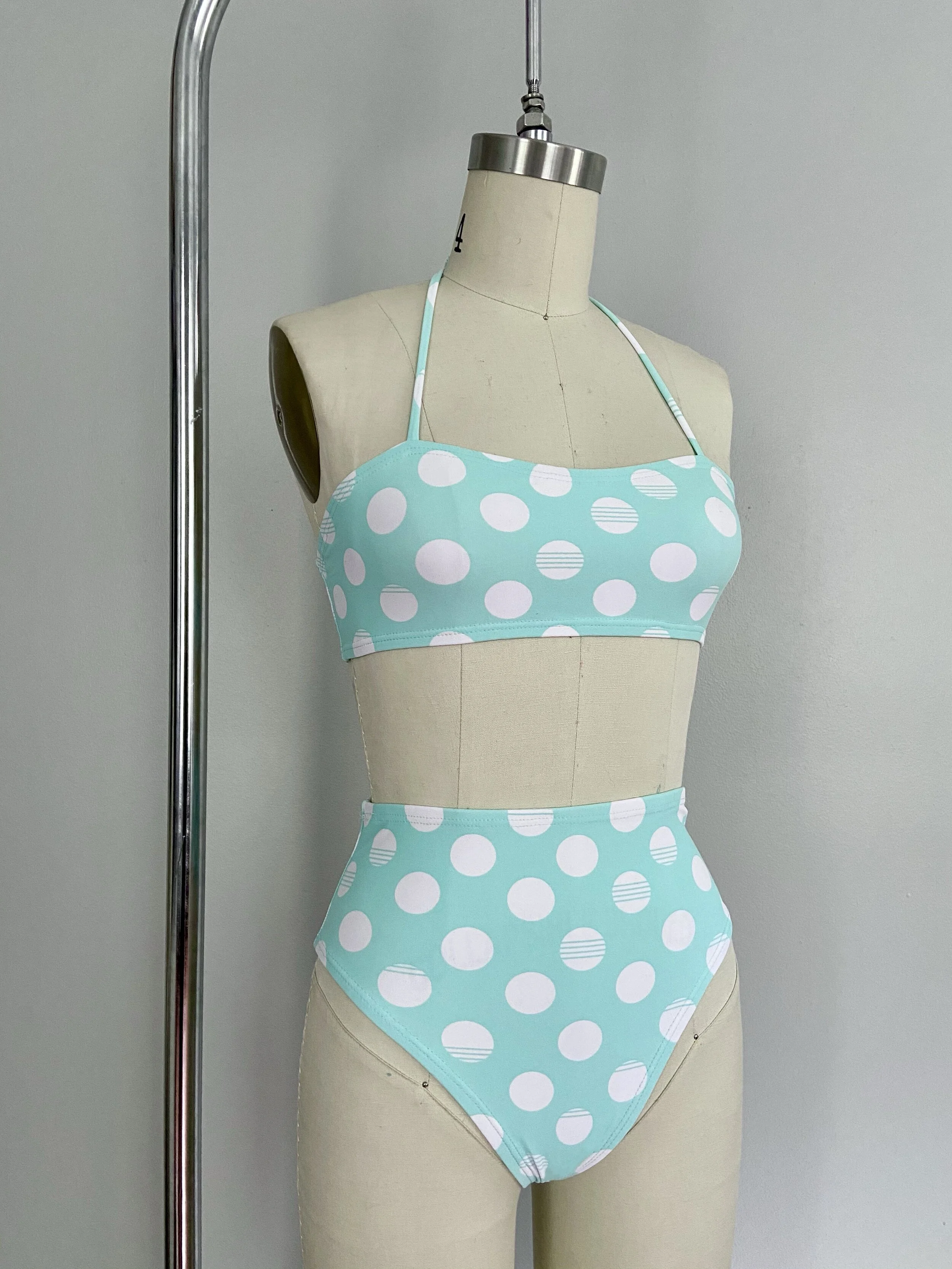 Bikini: Strapless Top y High Waisted Bottom