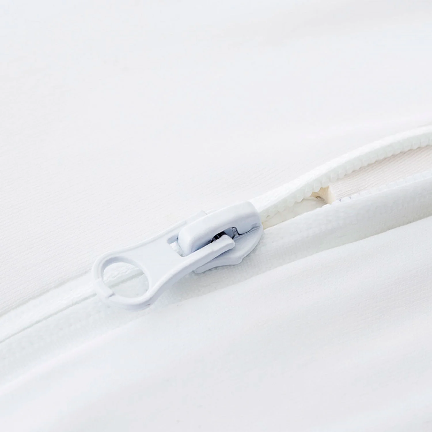 Picture of Sleep Tite Encase LT Mattress Protector up close of zipper.