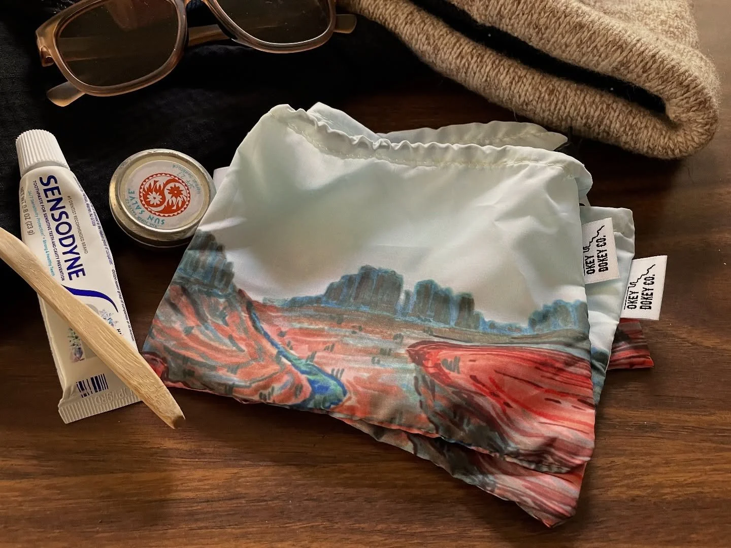 Another round of Collab bags with @okey_dokey_co , featuring my desert illustration! 
.
Perfect ultralight option for organizing little items, like your toiletries, charging cords and power-blocks, batteries, your trail treats and other things! 
.
Th